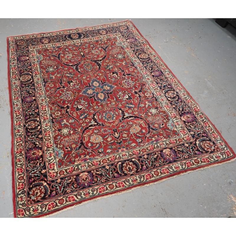 Tapis ancien de Tabriz à motif floral classique (Ce tapis fait partie d'une paire, l'autre est le numéro de stock R-2296)
Circa 1920

Le tapis présente un petit médaillon central entouré de gerbes de fleurs. Le tapis présente une riche palette de