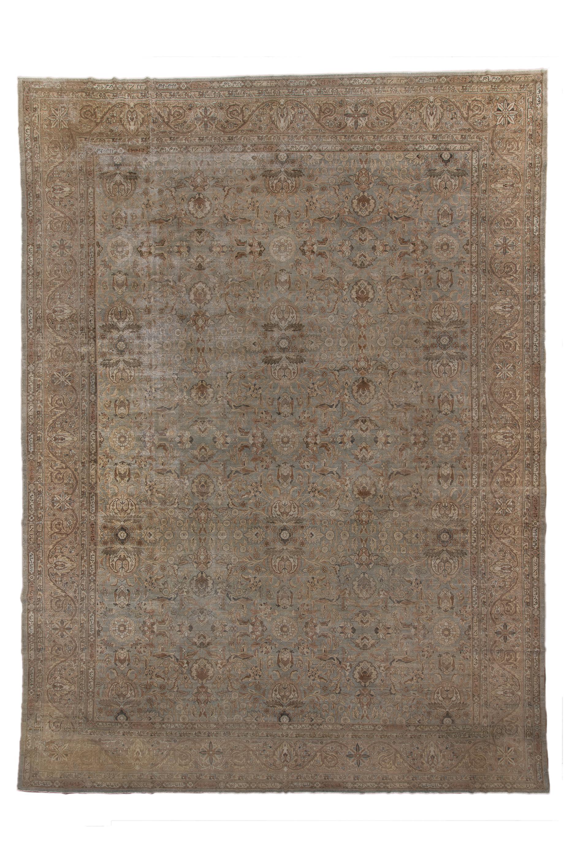 Il campo grigio perla/azzurro mostra un complesso e insolito motivo allover di corone di palmette e motivi a forma di mezzaluna,  palmette di petali, spruzzi di fiori e rosette. Il bordo principale è caratterizzato da un vigoroso meandro con foglie