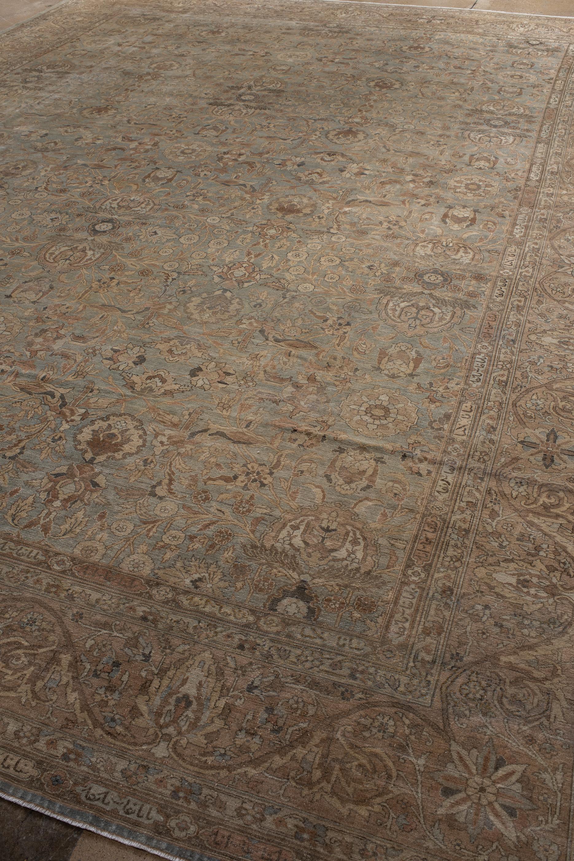 Persiano Tappeto Tabriz antico con campo chiaro e disegni di palmette all over in vendita
