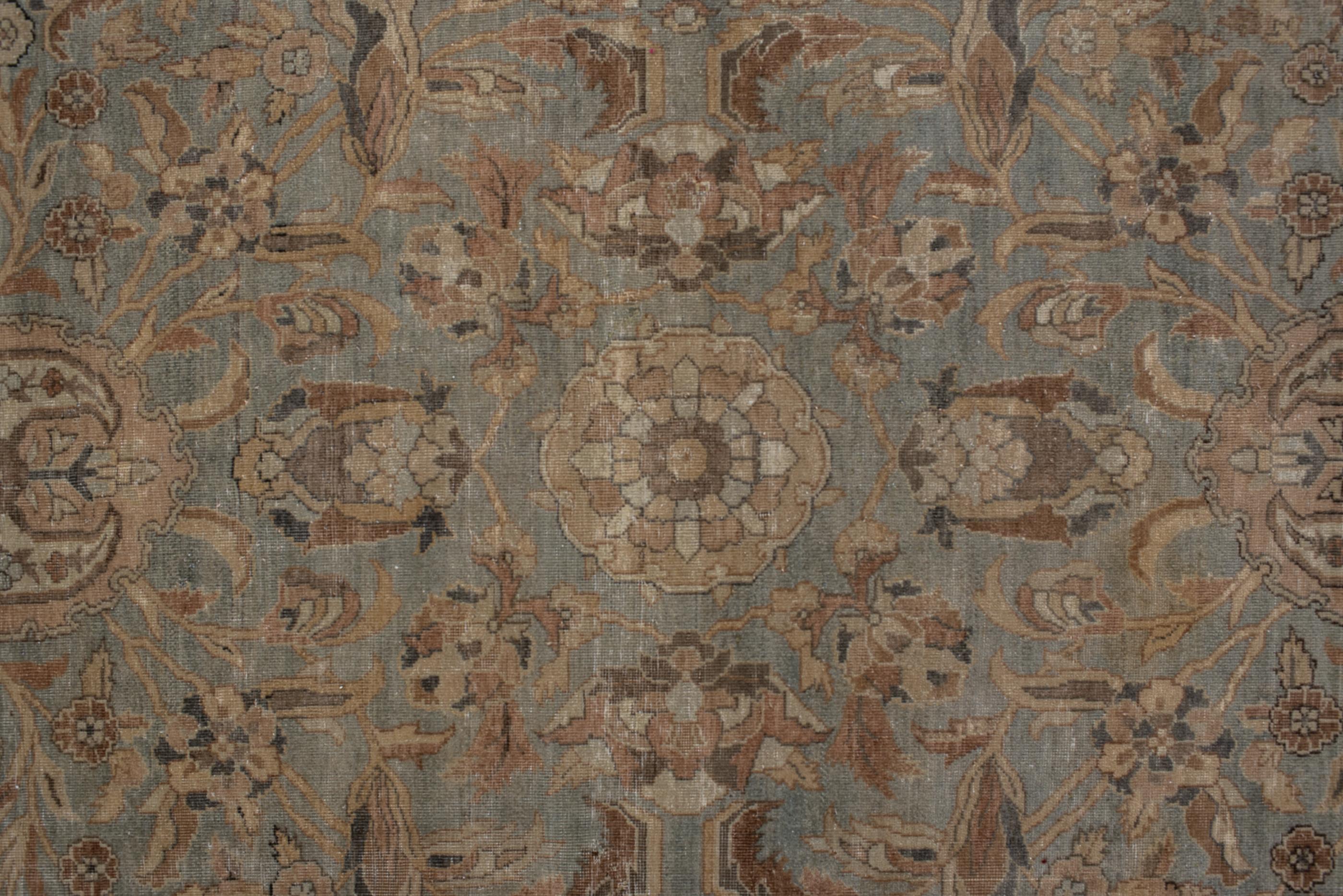 Antiker Täbris-Teppich mit Lichtfeld und Palmette-Designs aus Täbris  (Handgeknüpft) im Angebot