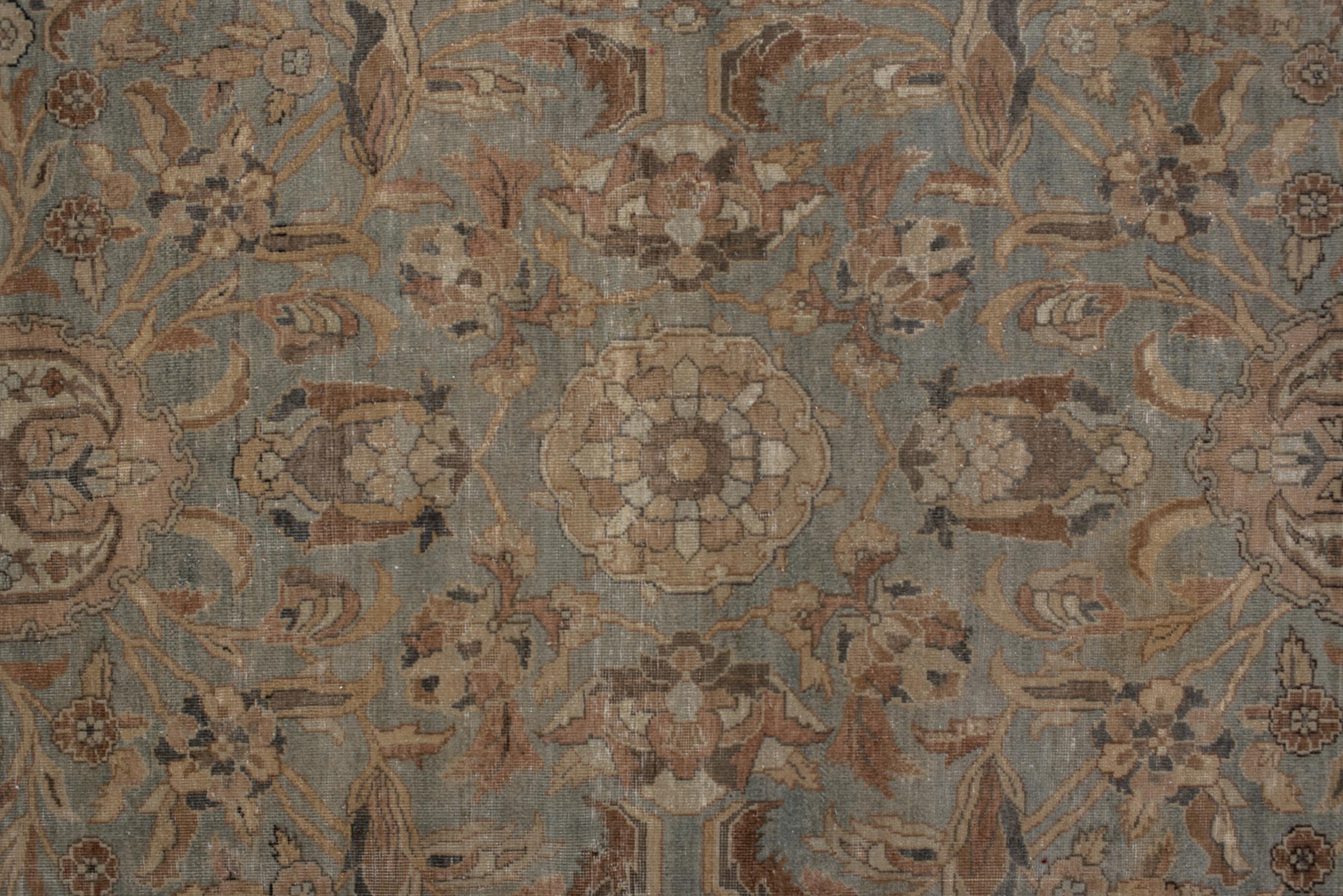Annodato a mano Tappeto Tabriz antico con campo chiaro e disegni di palmette all over in vendita