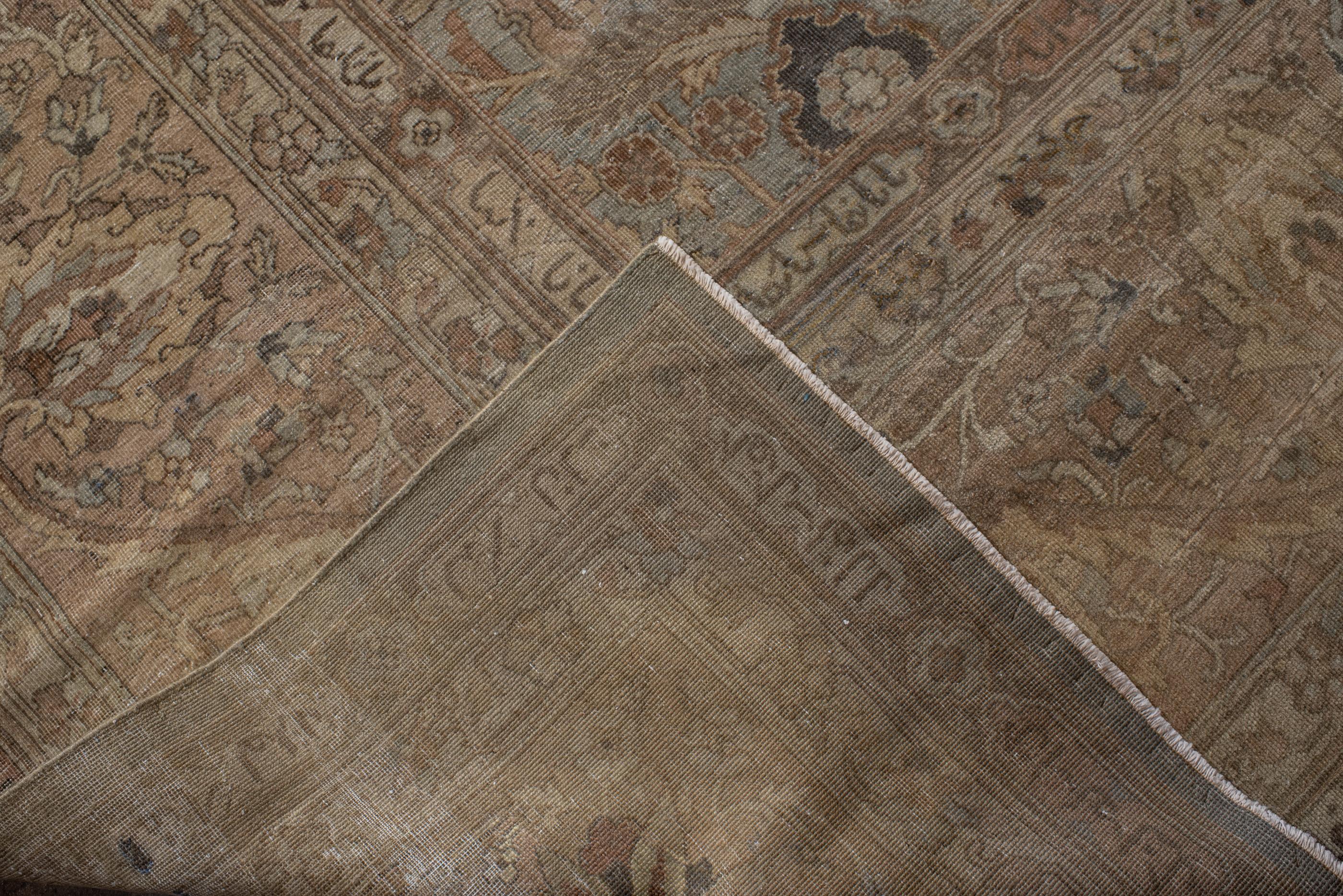 Antiker Täbris-Teppich mit Lichtfeld und Palmette-Designs aus Täbris  (20. Jahrhundert) im Angebot