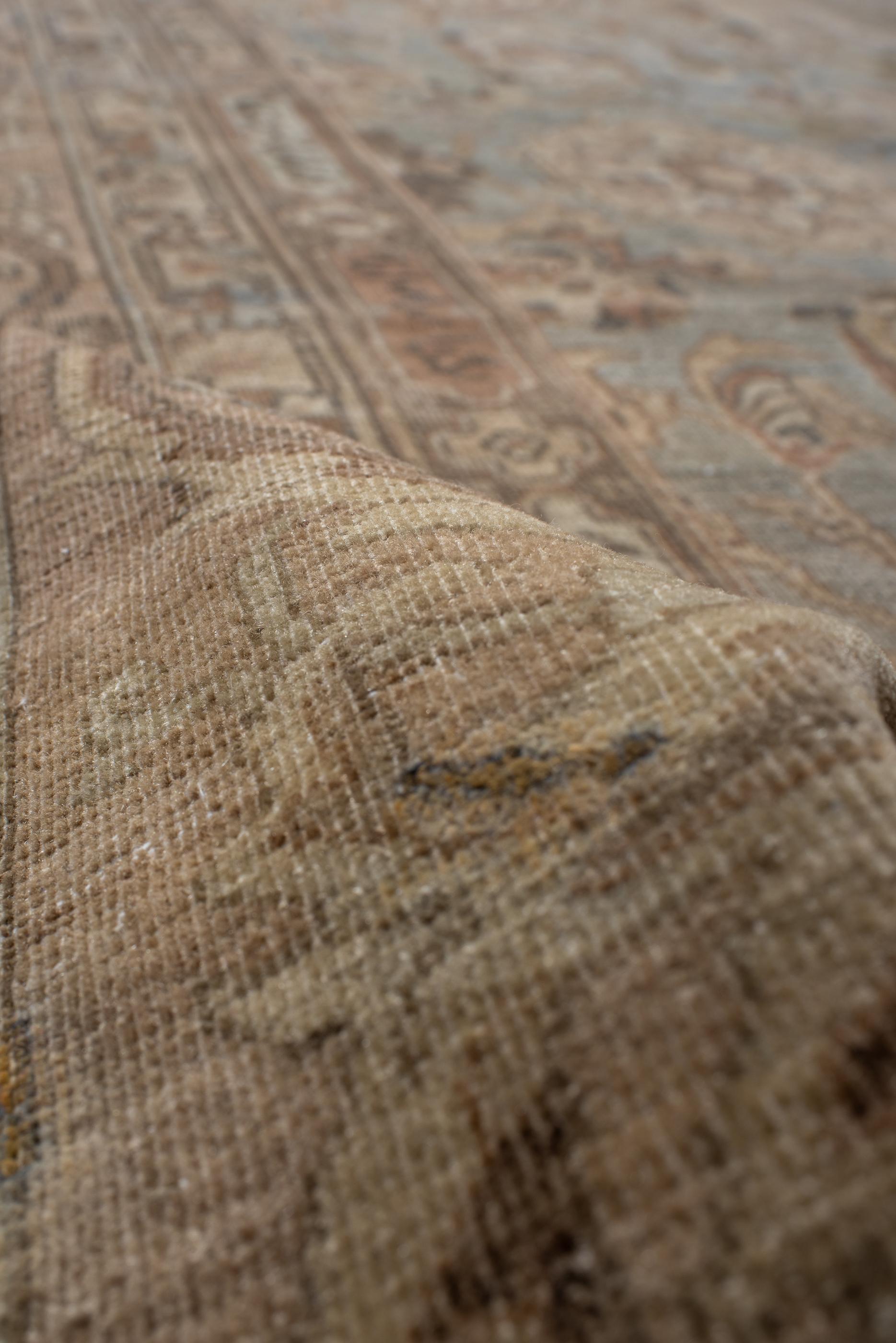 Antiker Täbris-Teppich mit Lichtfeld und Palmette-Designs aus Täbris  (Wolle) im Angebot