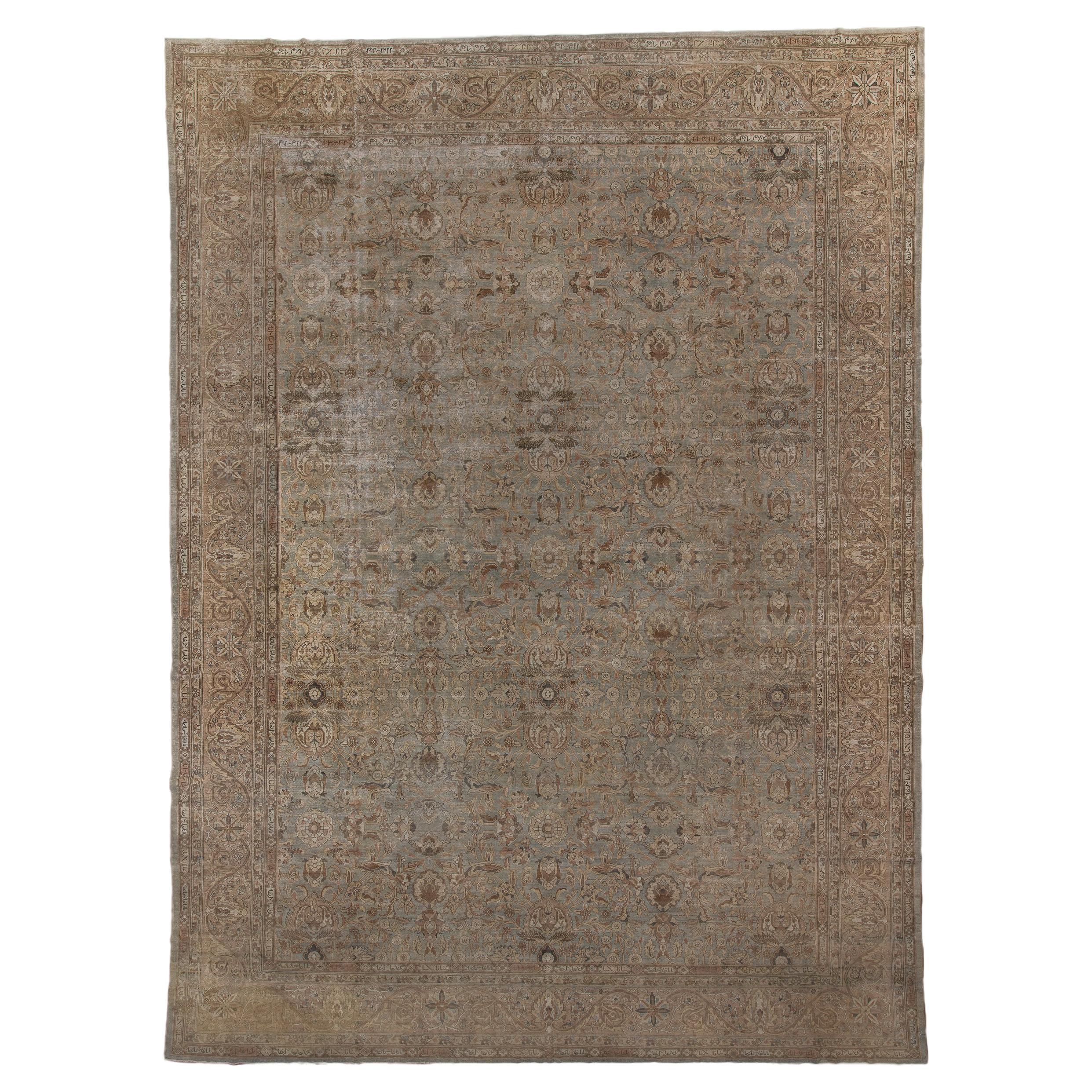 Tapis Tabriz antique avec un champ clair et tout le reste des motifs de palmettes