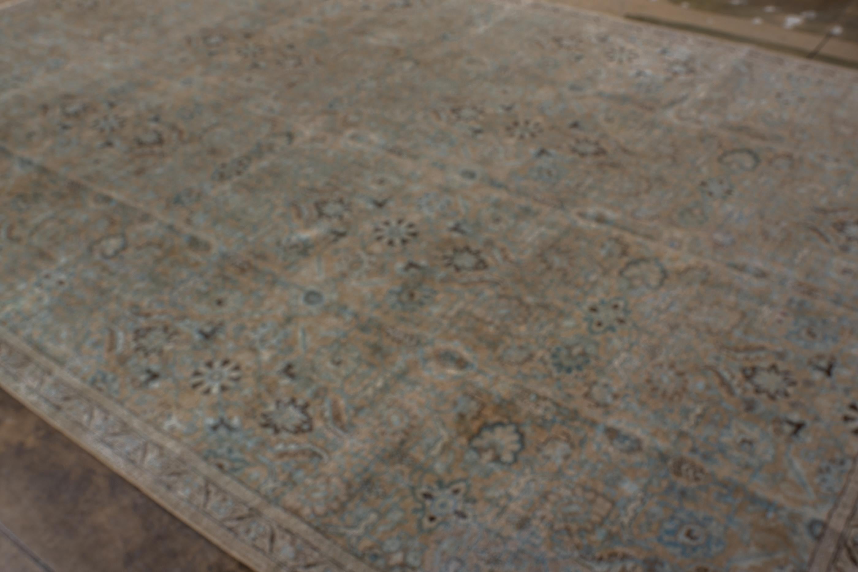 Antique Tabriz Rug with Rosettes and Narrow Border For Sale 1