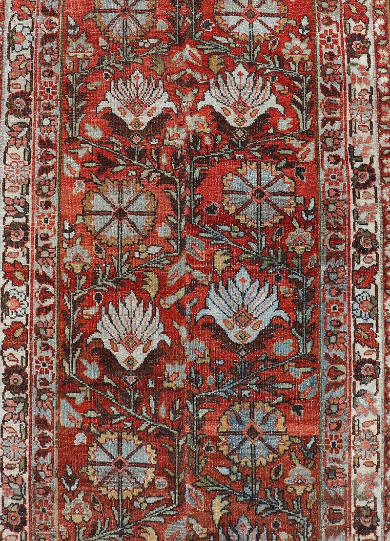 Misure: 2'9 x 13'5 
Runner Tabriz antico con medaglioni in ruggine e blu tenue 2'9 x 13'5. 
Keivan Woven Arts/ tappeto/KBE-16451, paese d'origine/tipo: Iran / Tabriz, circa 1900.

Questo squisito runner Tabriz persiano antico è una rappresentazione
