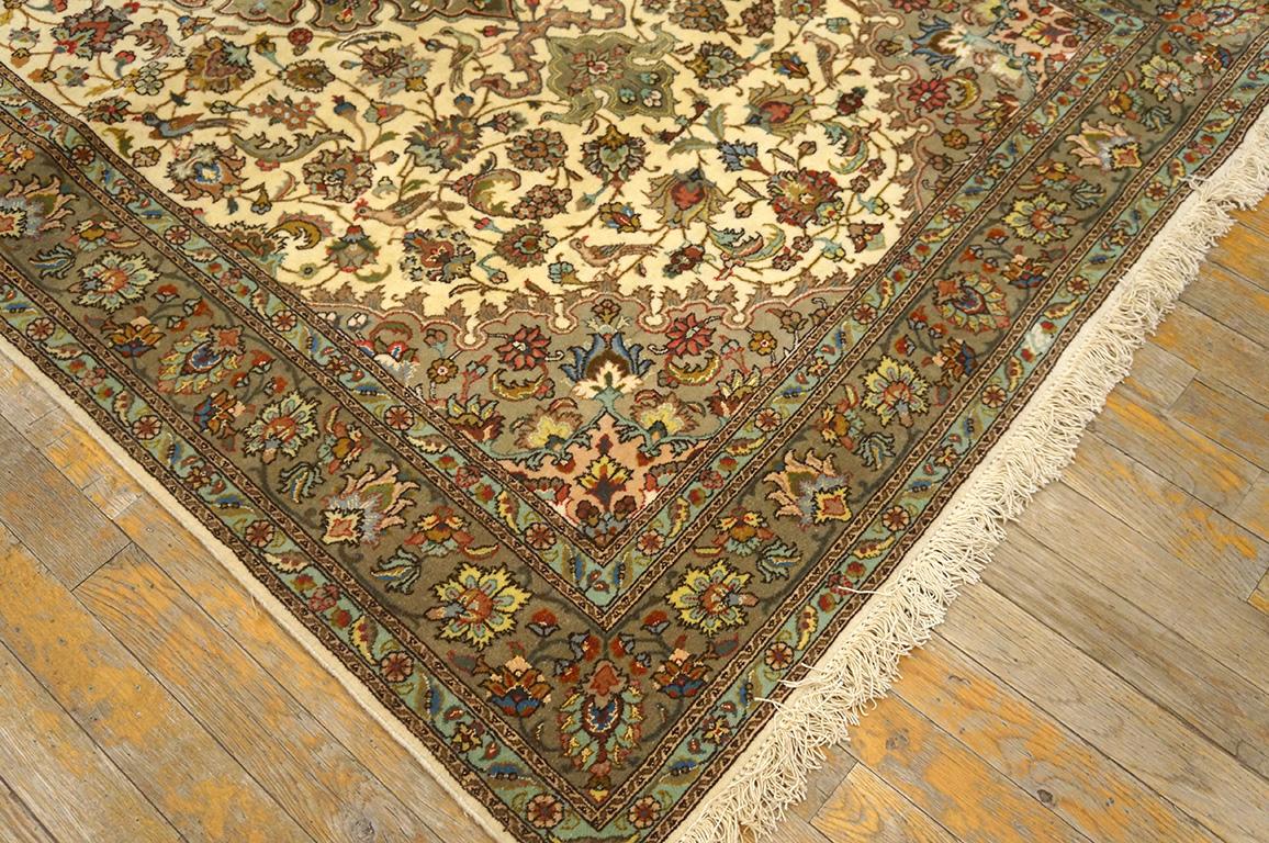 Tappeto persiano Tabriz della metà del 20° secolo con riflessi in seta
4' x 6'9''.