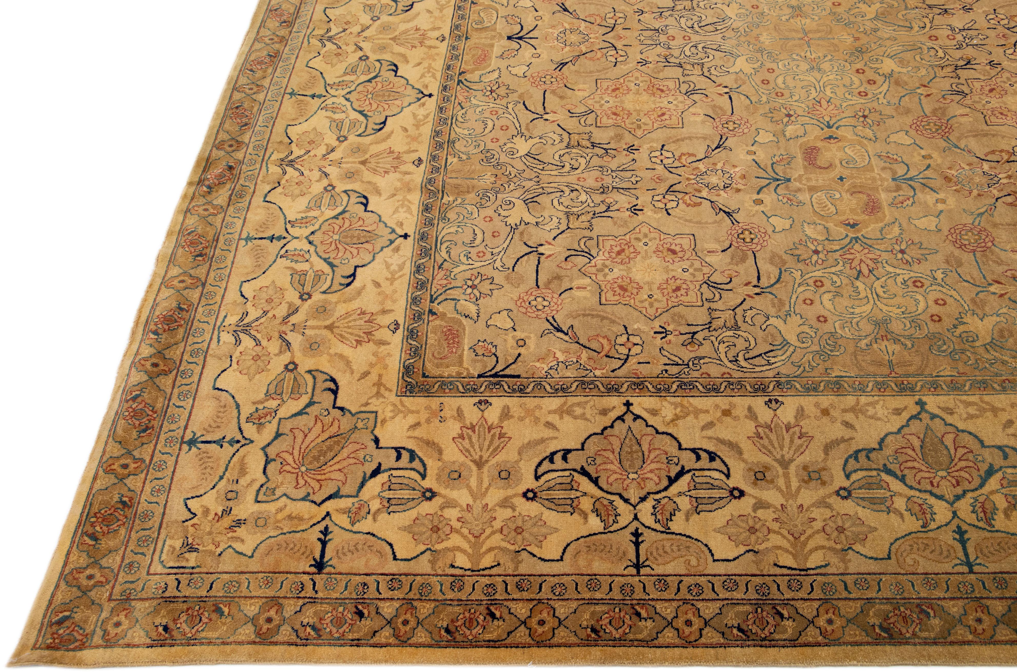 Noué à la main Tapis persan ancien Tabriz Tan fait à la main Rosette Designed Oversize en vente