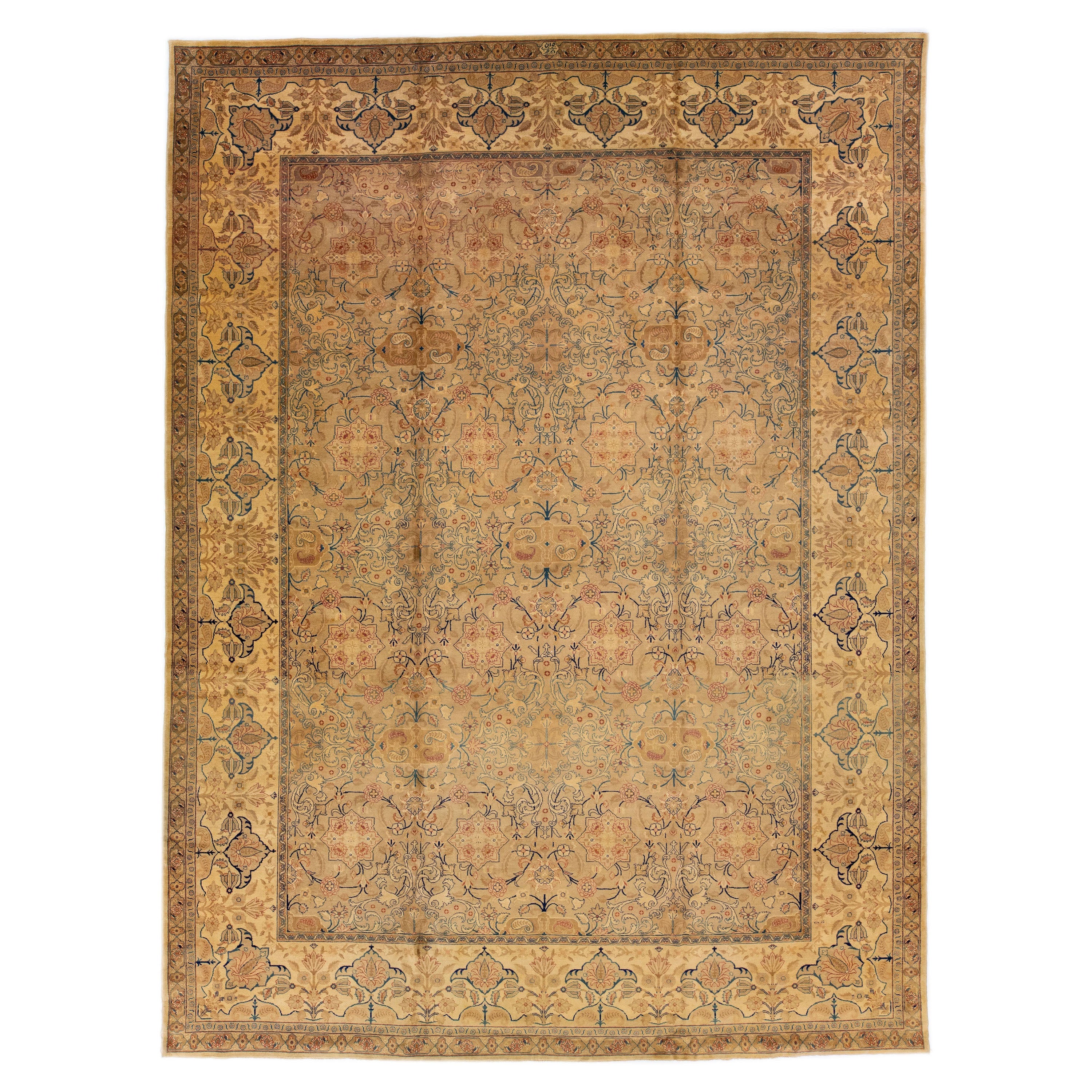 Tapis persan ancien Tabriz Tan fait à la main Rosette Designed Oversize