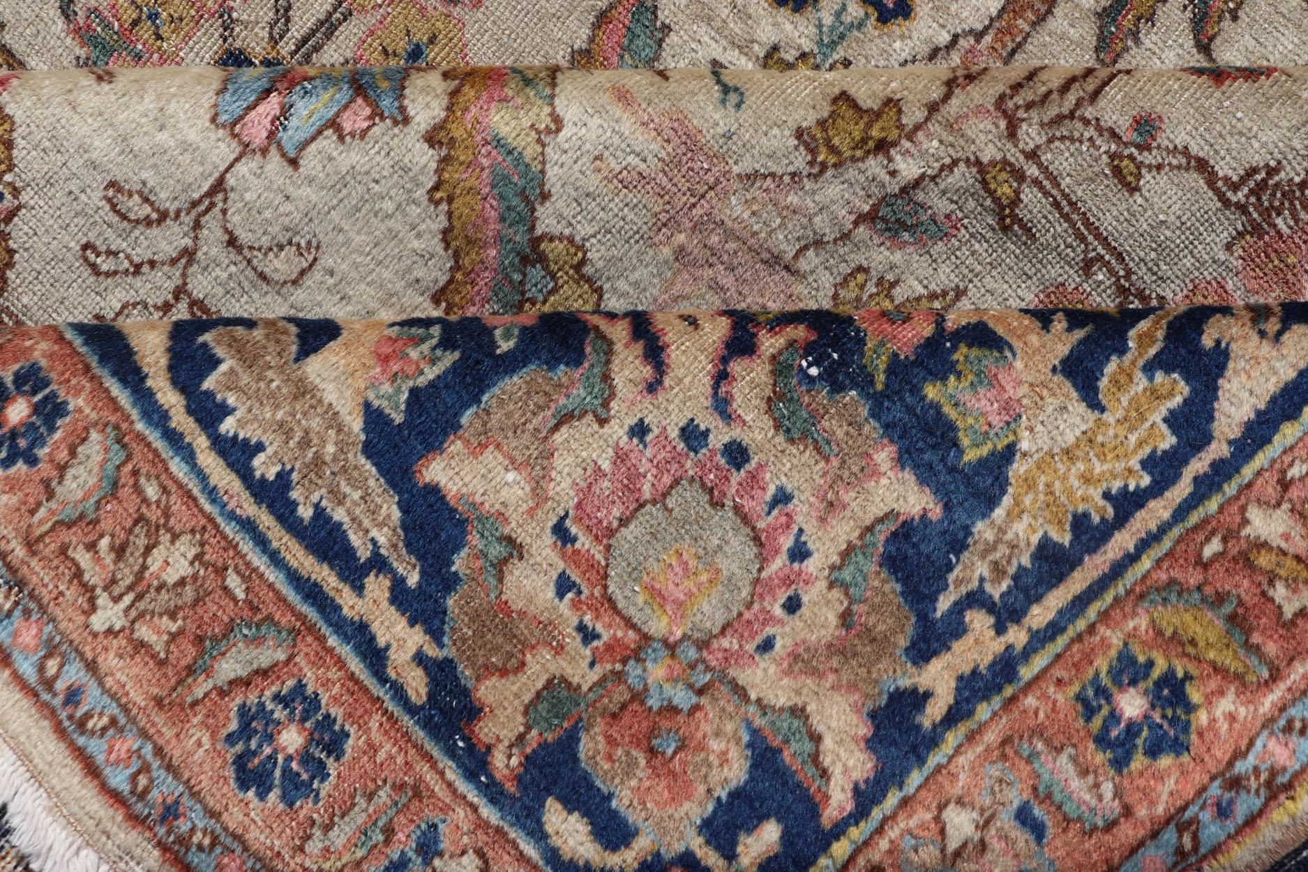 Tabriz antico con disegno floreale sub-geometrico all-over e bordo complementare in vendita 6