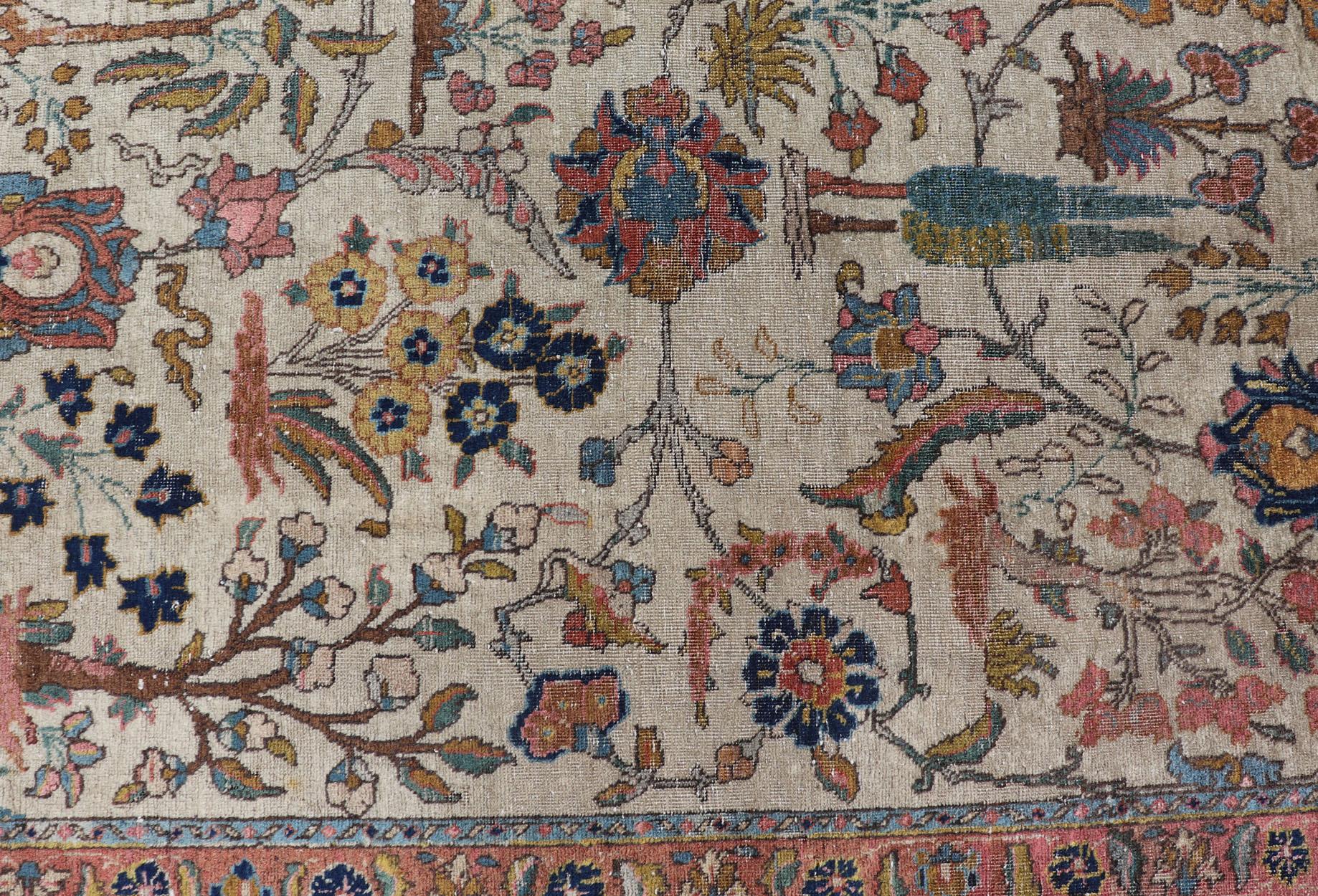 Persiano Tabriz antico con disegno floreale sub-geometrico all-over e bordo complementare in vendita