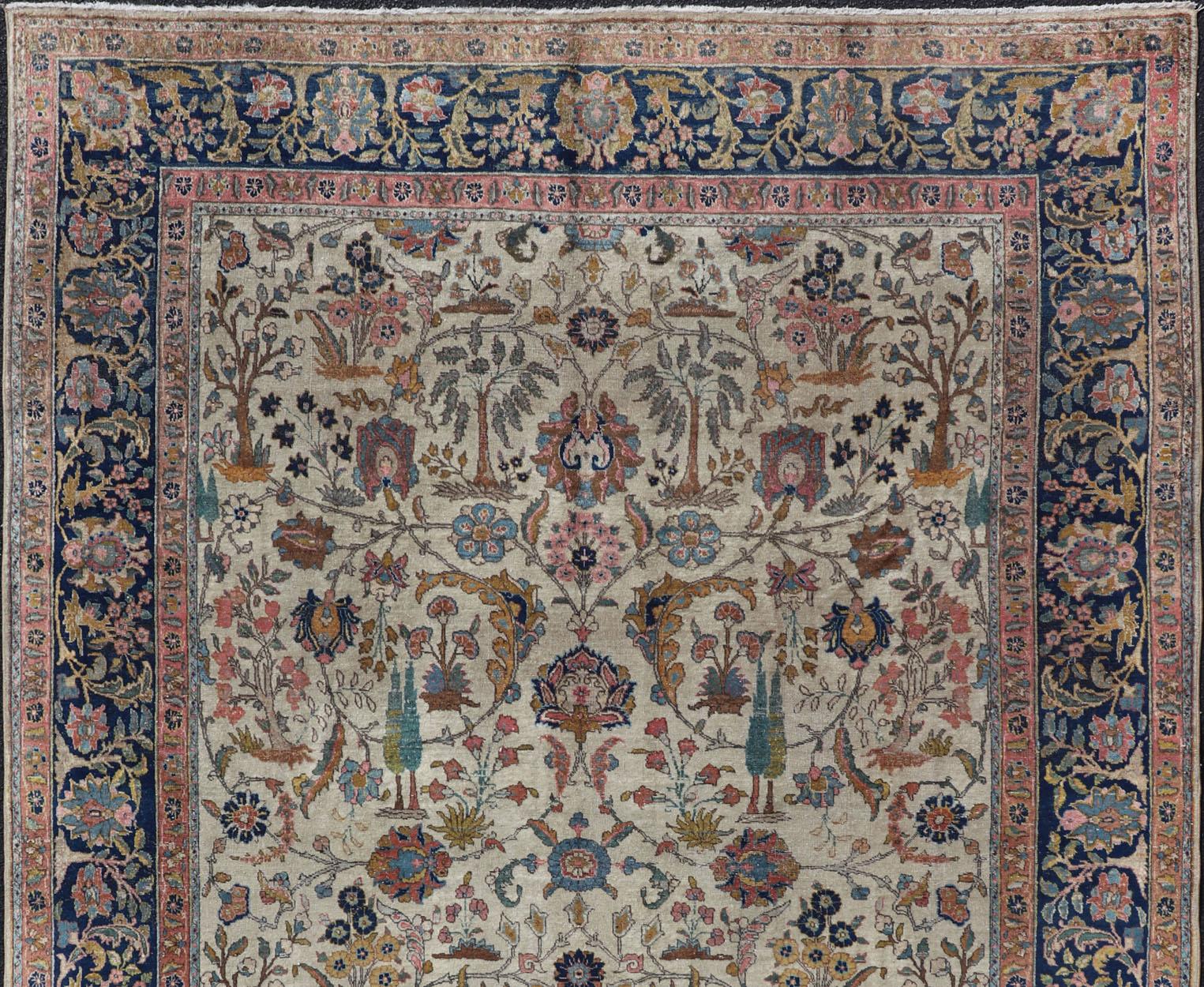 Annodato a mano Tabriz antico con disegno floreale sub-geometrico all-over e bordo complementare in vendita