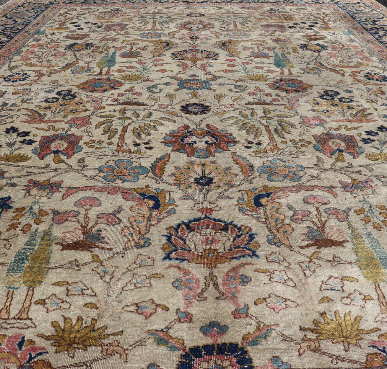 Tabriz antico con disegno floreale sub-geometrico all-over e bordo complementare in vendita 1