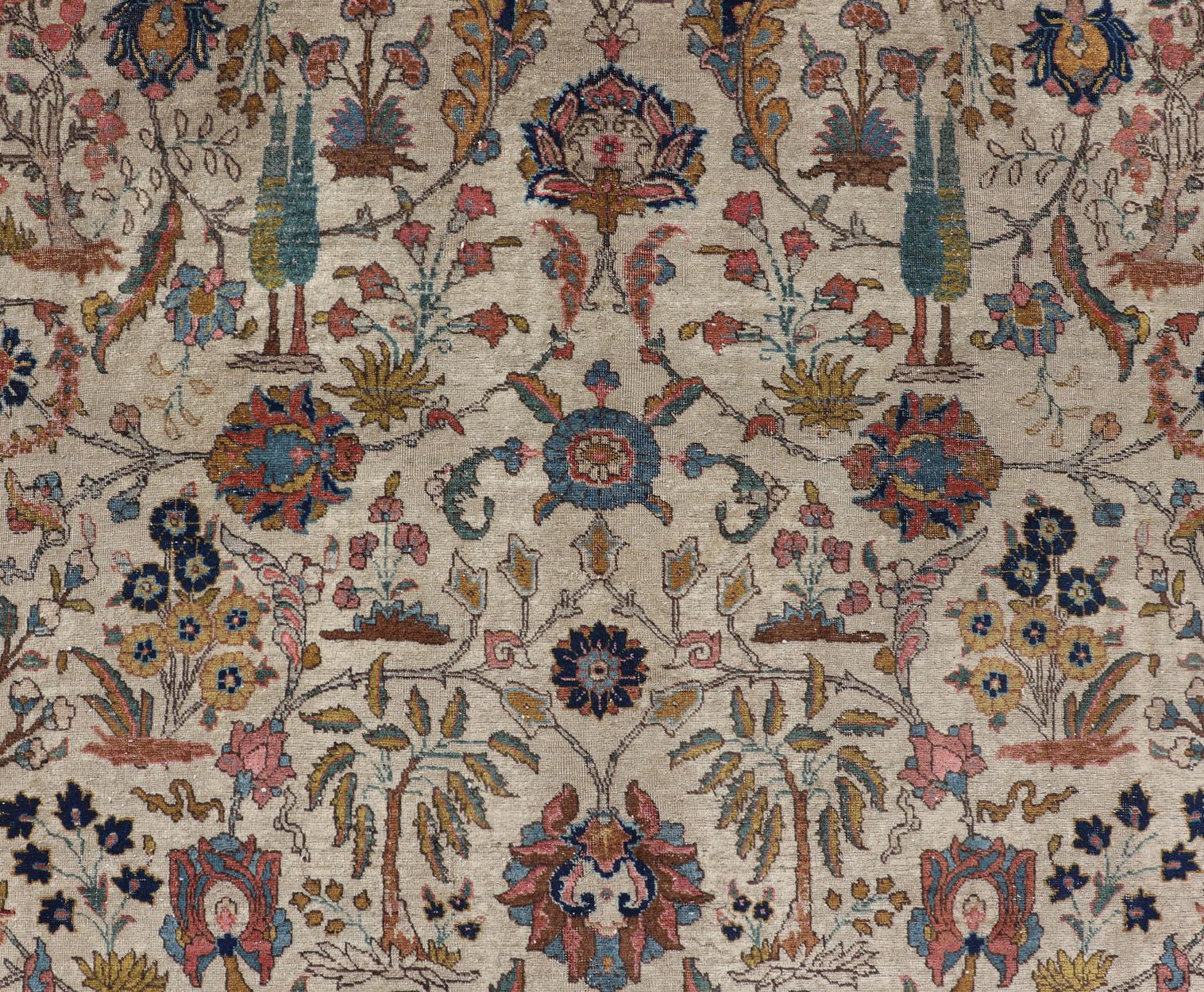 Tabriz antico con disegno floreale sub-geometrico all-over e bordo complementare in vendita 2