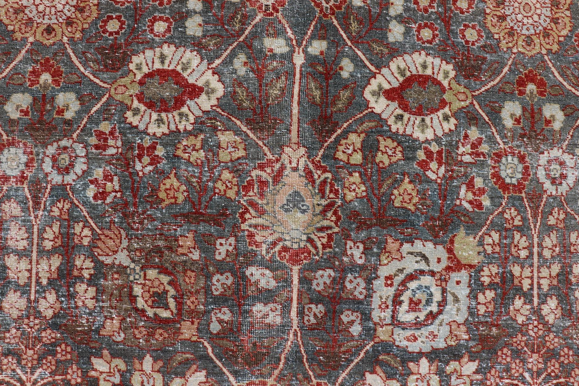 Tabriz antico con disegno sub-geometrico floreale all-over in carbone e rosso in vendita 2