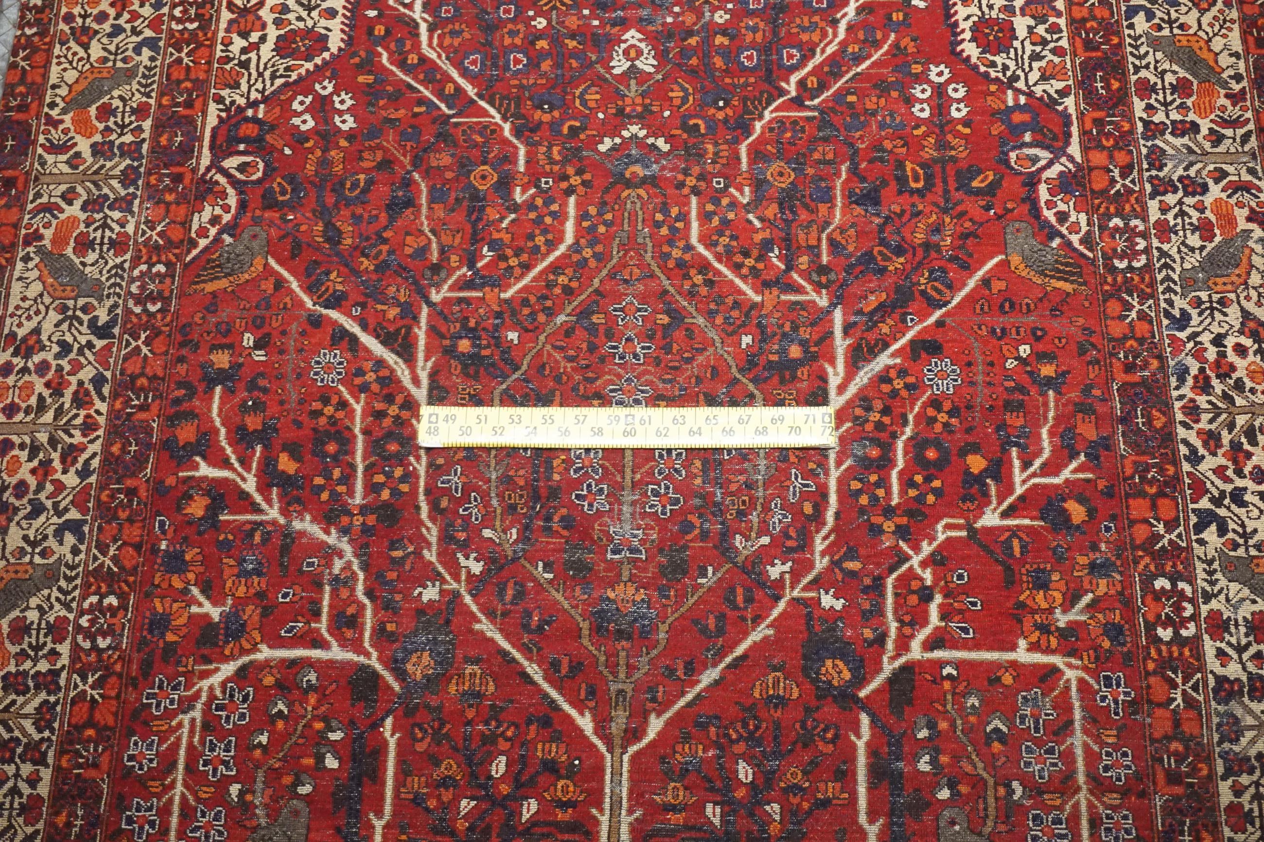 Tabriz antiguo con pájaros y árbol de la vida mediados del siglo XX en venta