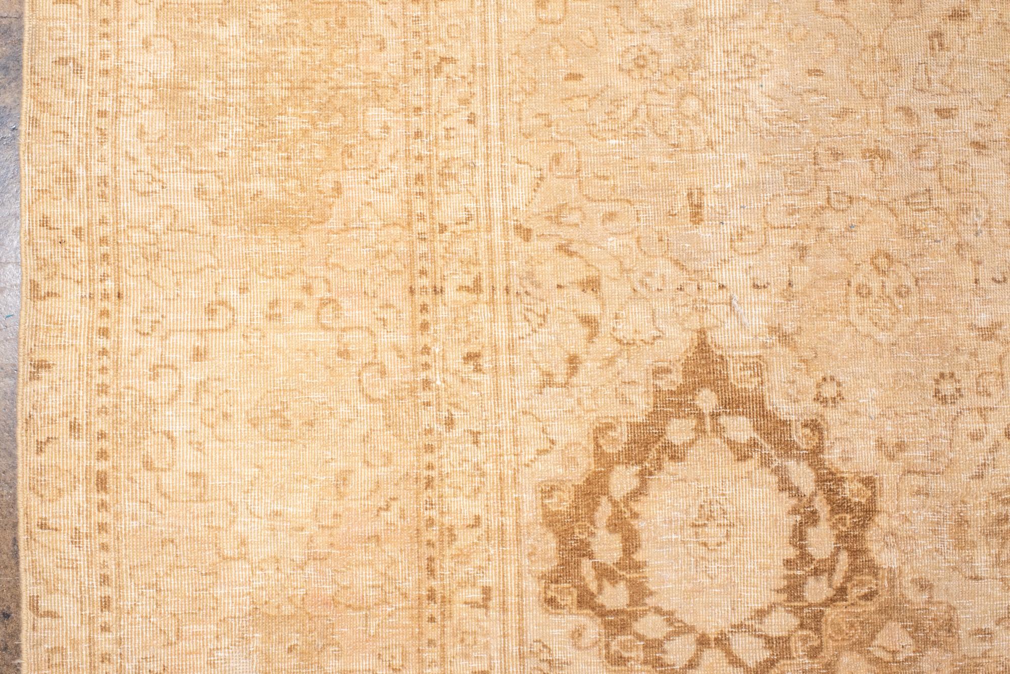 Antike Tabriz mit Licht Stroh Palette im Zustand „Relativ gut“ im Angebot in New York, NY