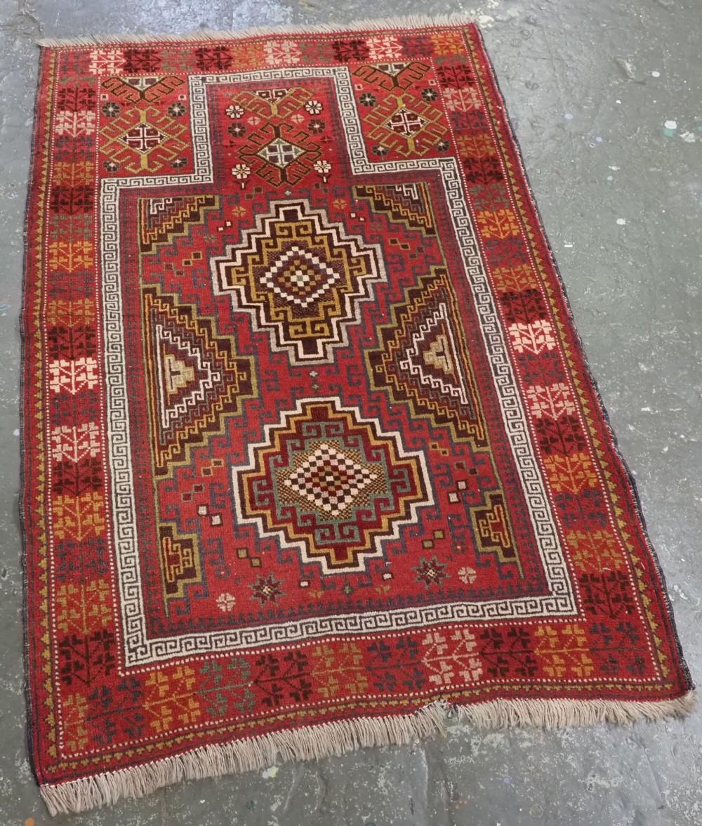 Antiker afghanischer Belutsch-Gebetsteppich der Taimani-Nomaden aus Zentralwestafghanistan
CIRCA 1900/20

Dies ist ein interessantes Beispiel für einen kleinen Taimani Gebetsteppich, das Design von zwei Klinkenhaken Medaillons auf einem weichen