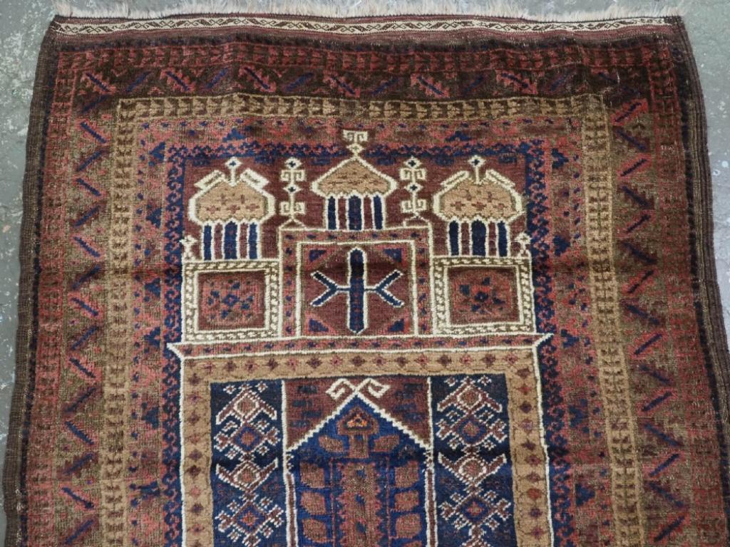 Antique Taimani Baluch 'Seh Mihrab' Prayer Rug, Circa 1900 In Excellent Condition For Sale In Moreton-In-Marsh, GB