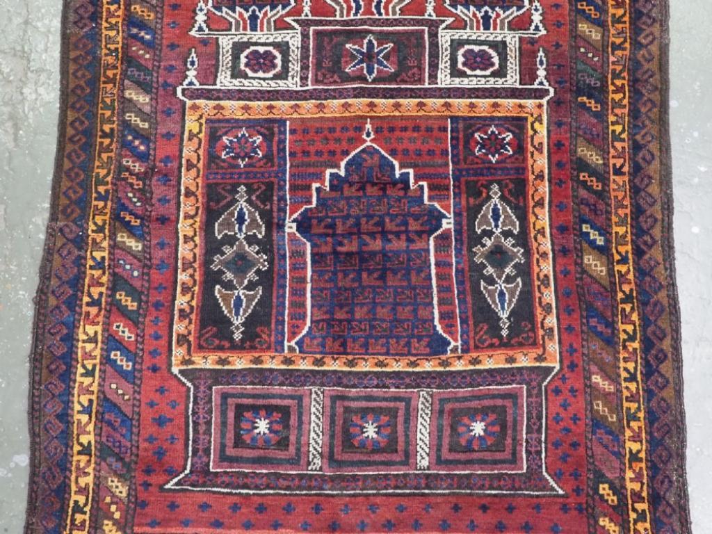Antique Taimani Baluch 'Seh Mihrab' Prayer Rug, Circa 1900 In Excellent Condition For Sale In Moreton-In-Marsh, GB