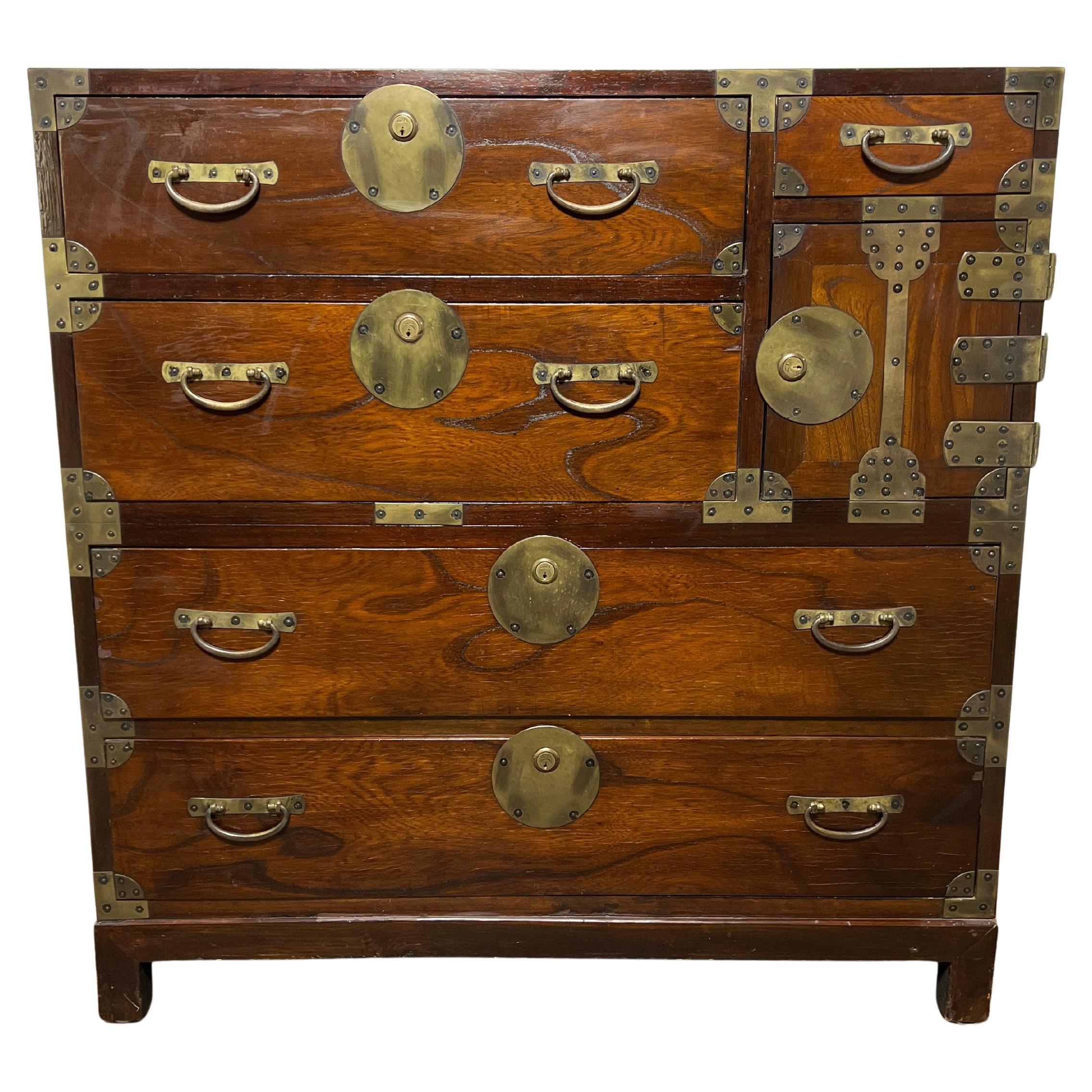 Antico Tansu giapponese del periodo Taisho montato con hardware in ottone