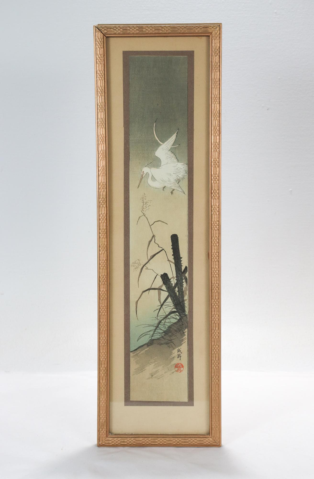 Fina xilografía japonesa antigua del periodo Taisho.

Representa una garza que se abalanza sobre el lecho de un río, con una fina franja de luna creciente al fondo.

Por Seikо̄. Se cree que Seikо̄ creó xilografías de tamaño tanzaku (aprox. 5x17