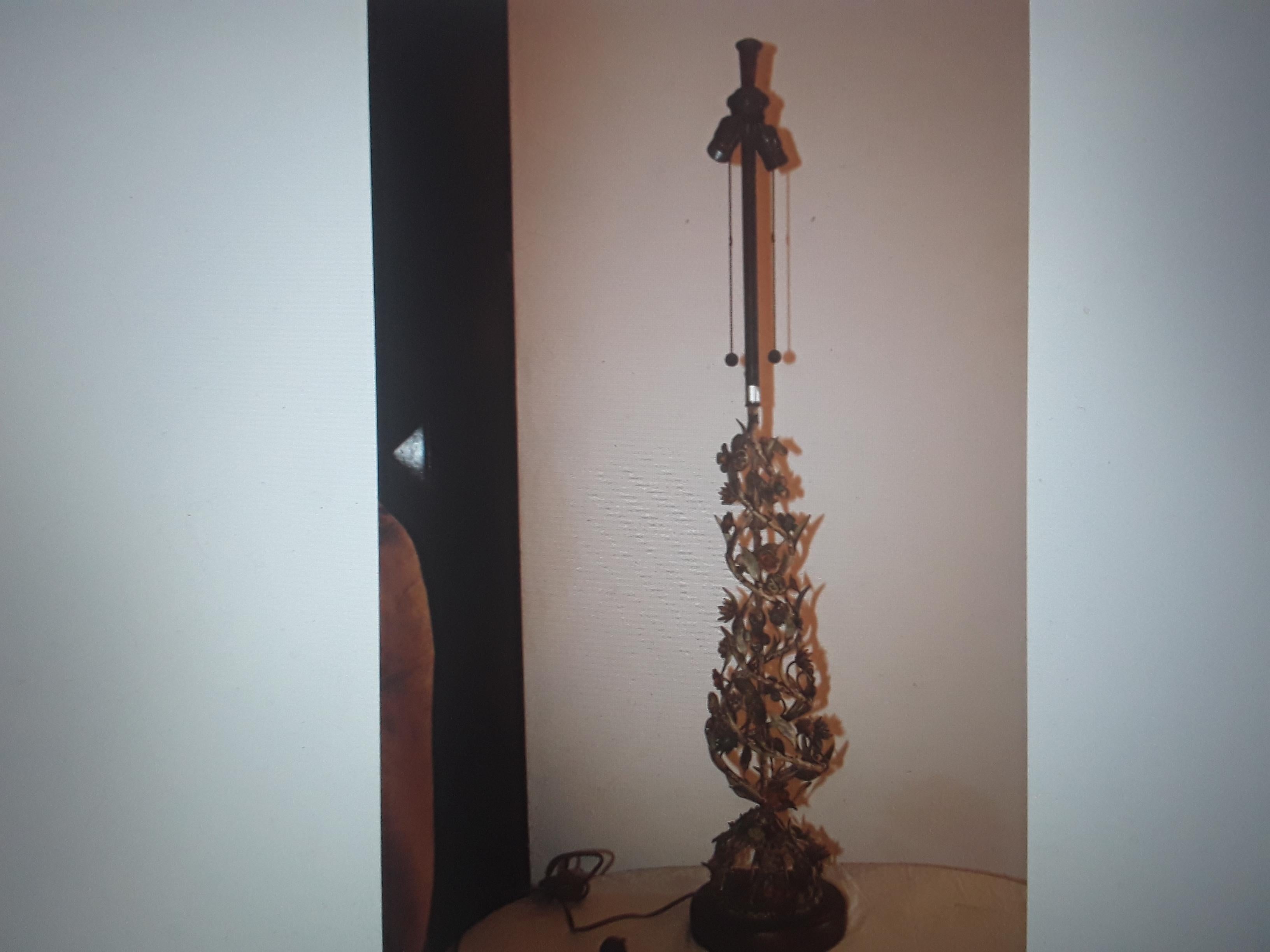 Très belle lampe de table Art Nouveau italien c1910 en métal peint à la chippy paint en forme de topiaire. 2 lumières 48 pouces de haut.