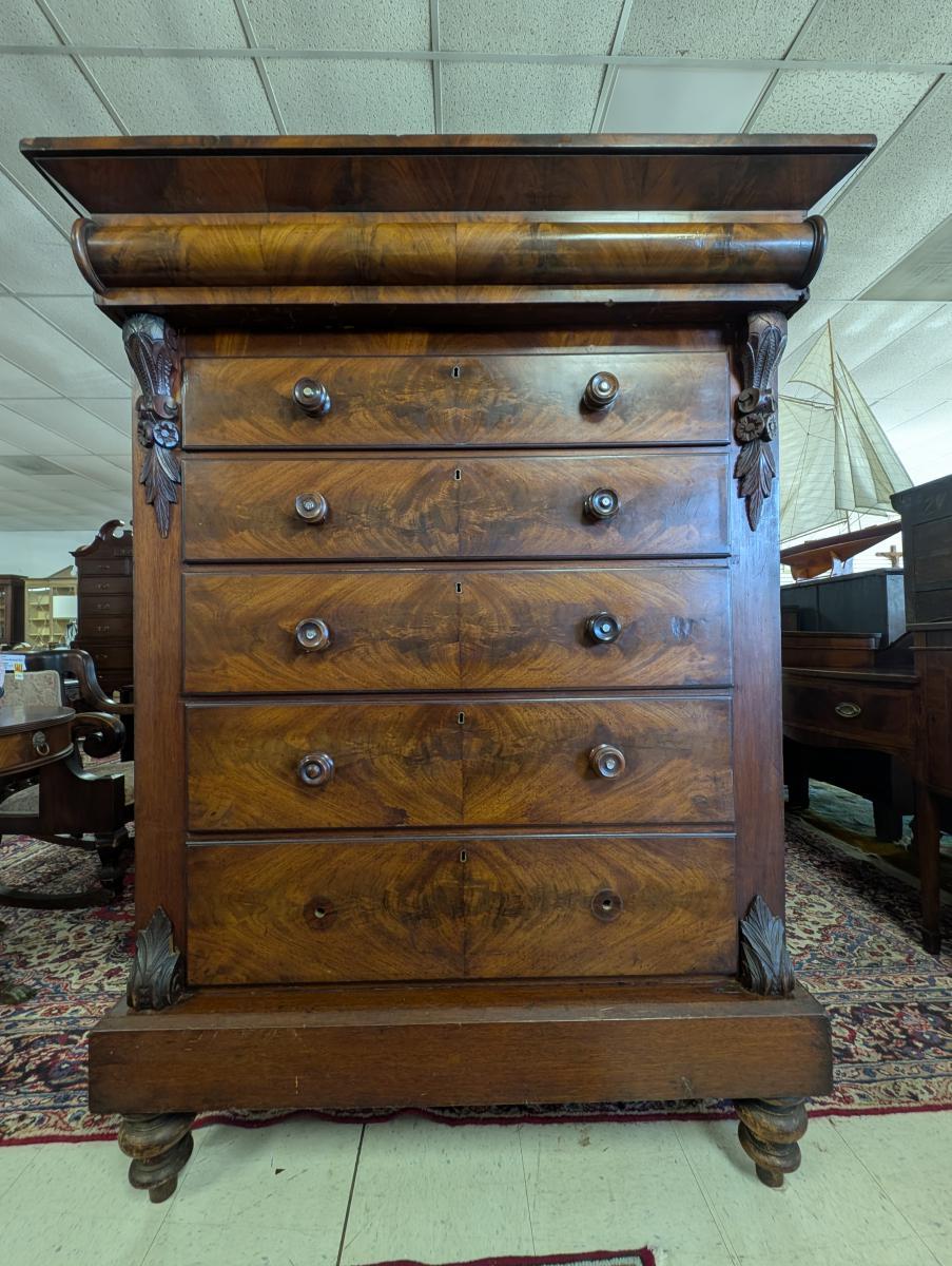 Antico comò scozzese alto a 5 cassetti, mogano, H. H. 69
Bellissimo scrigno monumentale
Mogano massiccio
Fronte in mogano fiammeggiante
Corona rimovibile
5 cassetti a coda di rondine
Pomelli in Wood
Base del plinto
Poggia su piedi a pioli
Misure: 69