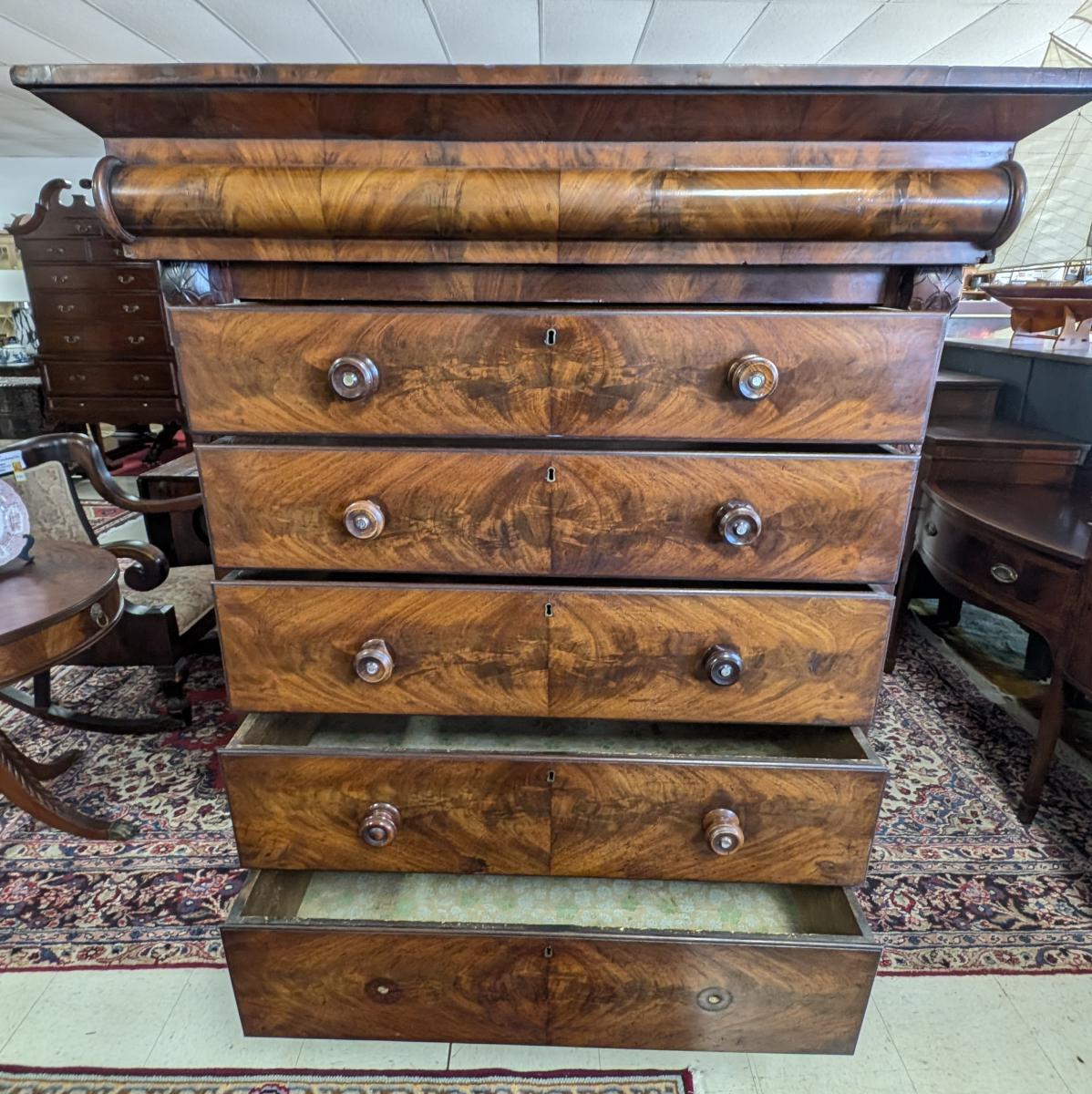 Mogano Antico cassettone a 5 cassetti in mogano scozzese in vendita