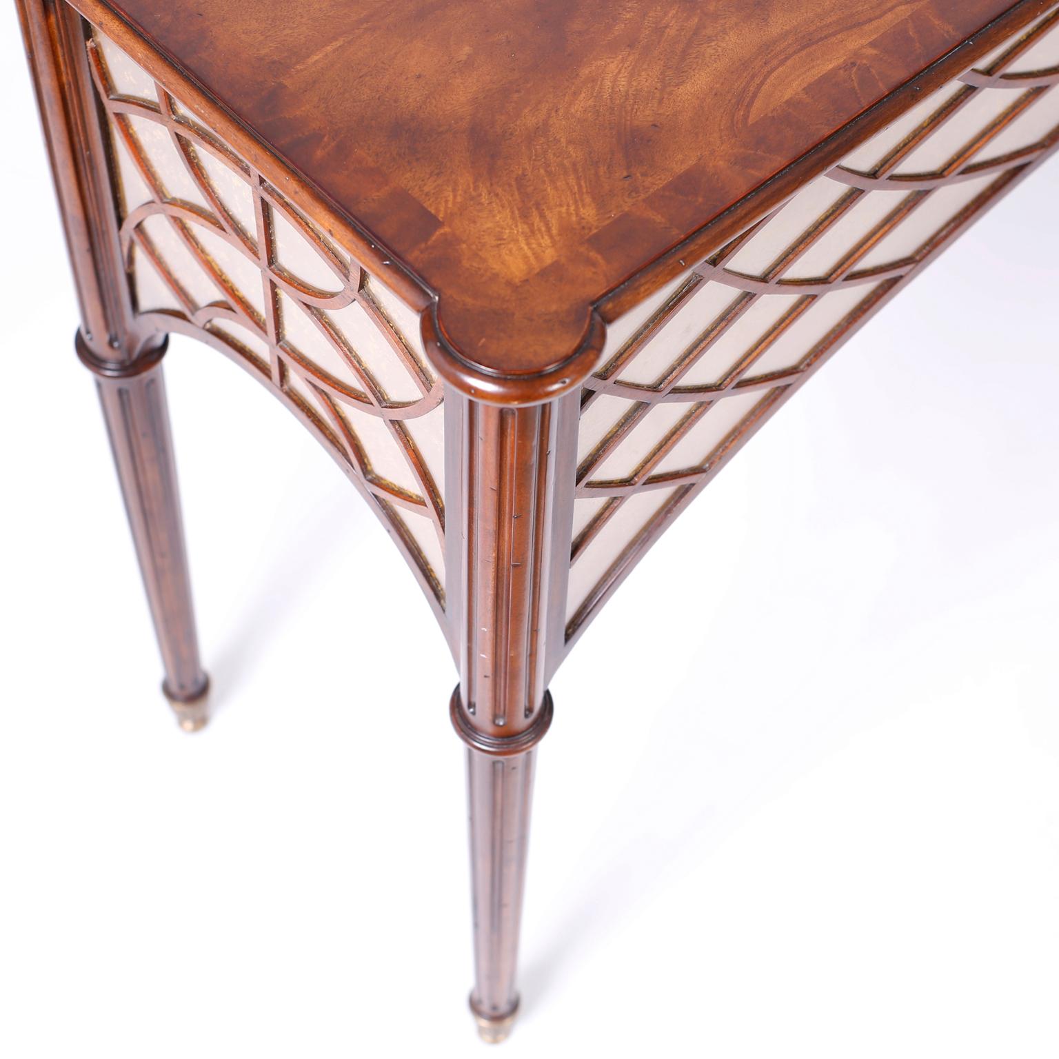 Anglais Antique Grande table console British Colonial avec jupe en miroir en vente