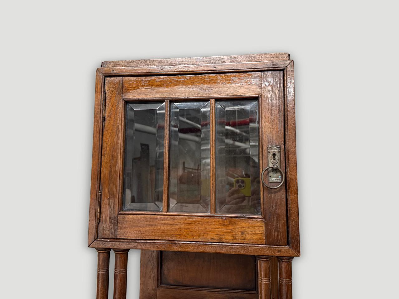 Armoire coloniale en bois de teck avec verre biseauté et quincaillerie d'origine. Nous en avons une paire. Le prix en tient compte. Vers 1950.

Andrianna Shamaris. Le leader du design organique moderne.