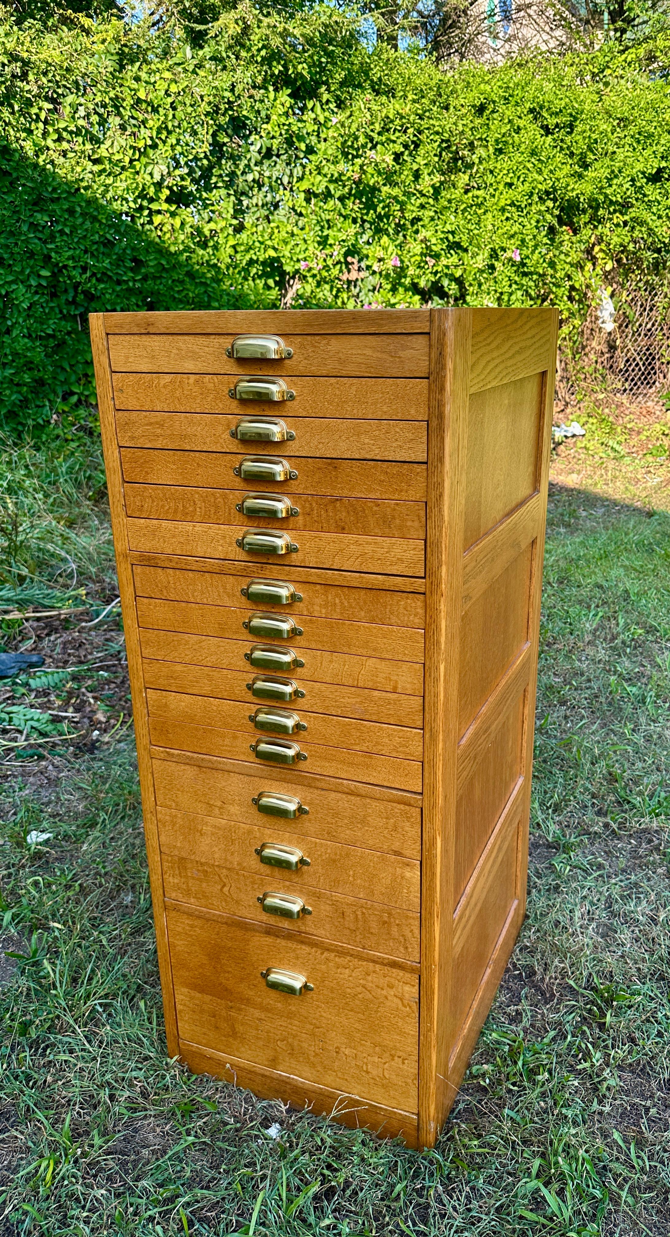 Antico mobile alto con sedici cassetti, 1920-1930 circa - W5000 in vendita 7