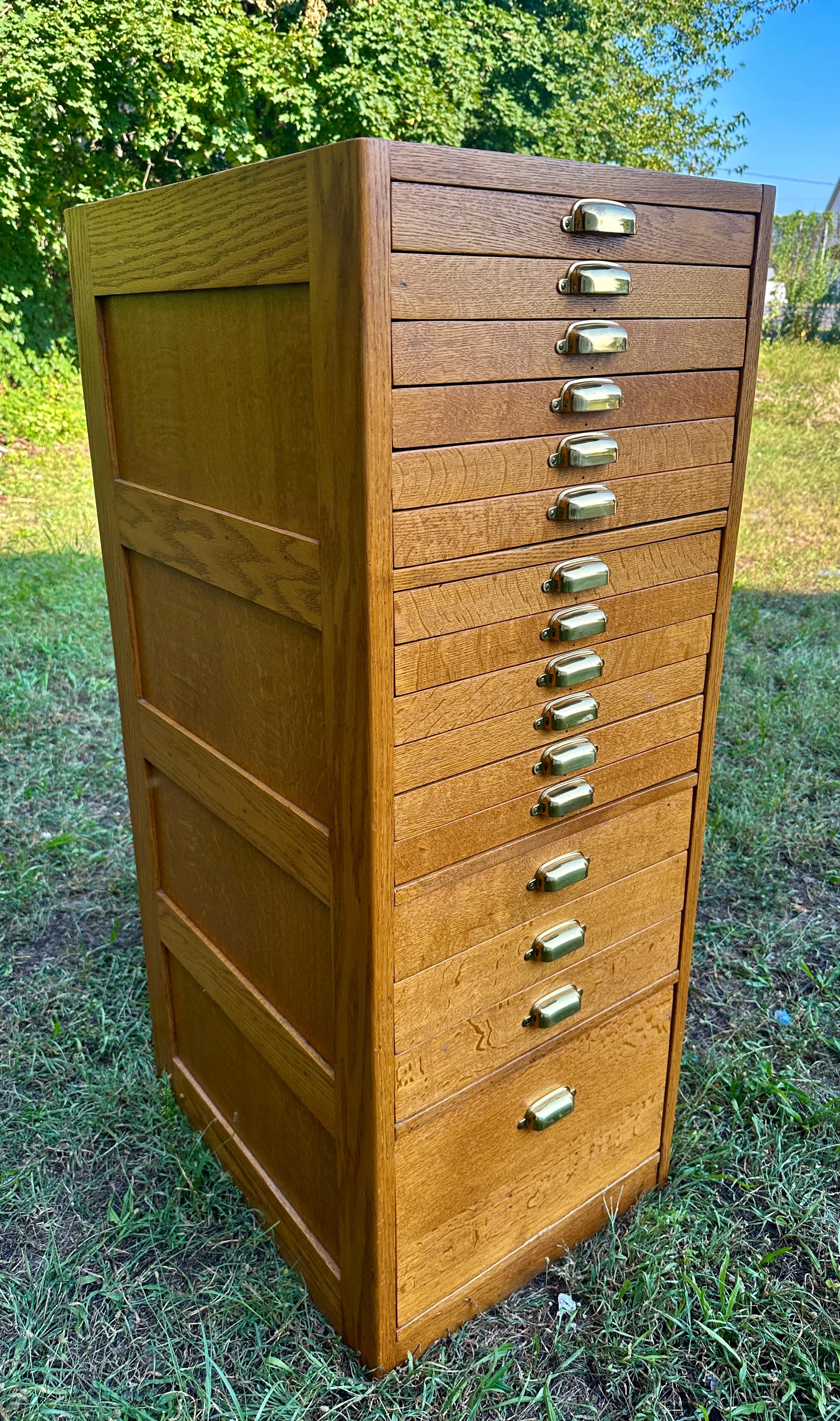 Questo è un antico schedario che abbiamo acquistato da una proprietà di Corning, New York. In ottime condizioni.  Riteniamo che tutti gli estrattori non siano originali. I cassetti sono in perfette condizioni, facili da inserire e da togliere. Il