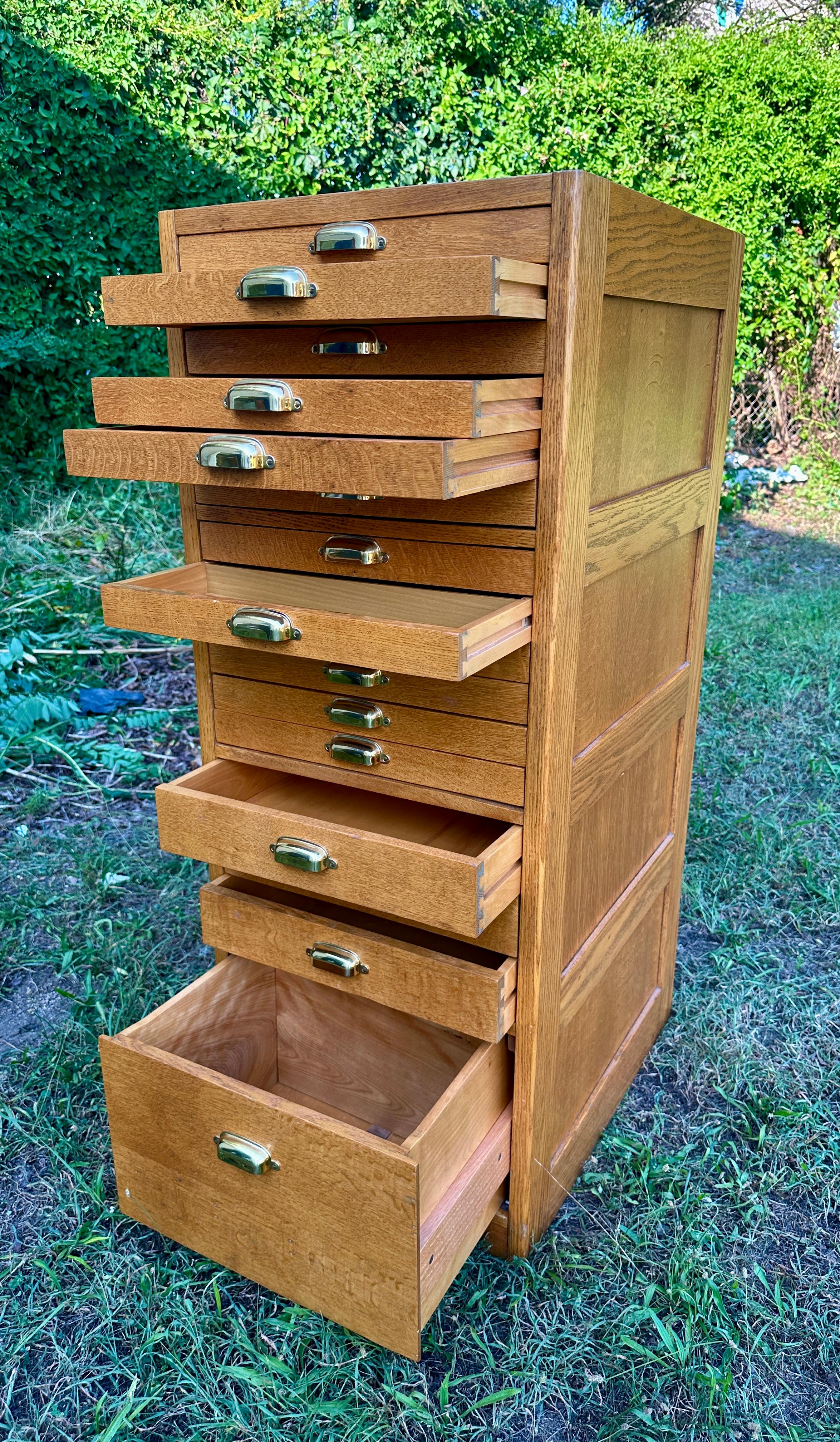 Ottone Antico mobile alto con sedici cassetti, 1920-1930 circa - W5000 in vendita