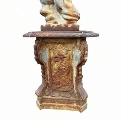 Statue de jardin ancienne en fonte représentant un chérubin, sur socle