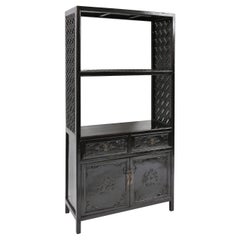 Antiker hoher Chinoiserie-Vitrinenschrank mit lackierter Lackierung und Lackierung