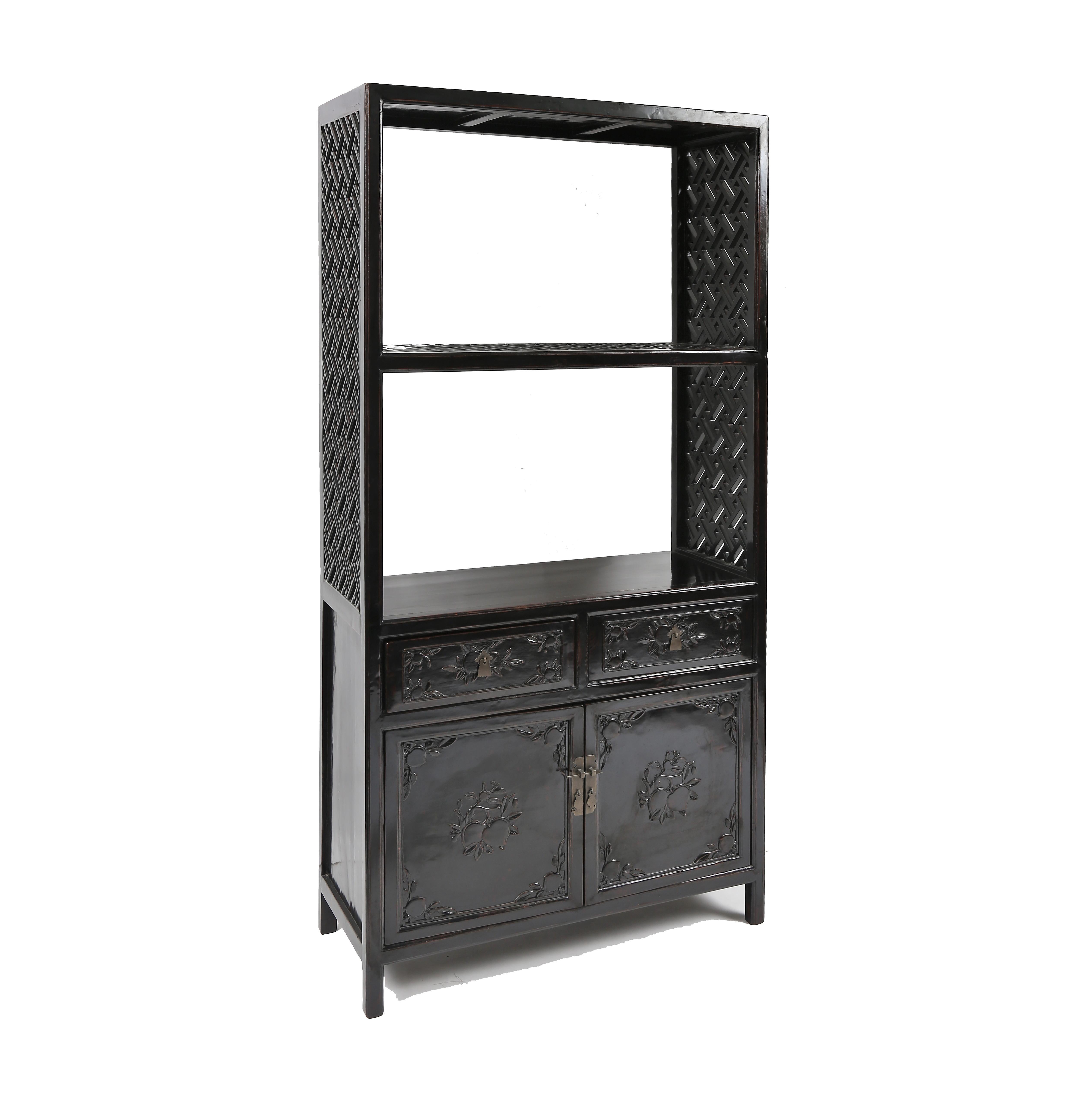 Antiker hoher Chinoiserie-Vitrinenschrank mit lackierter Lackierung und Lackierung im Angebot 5