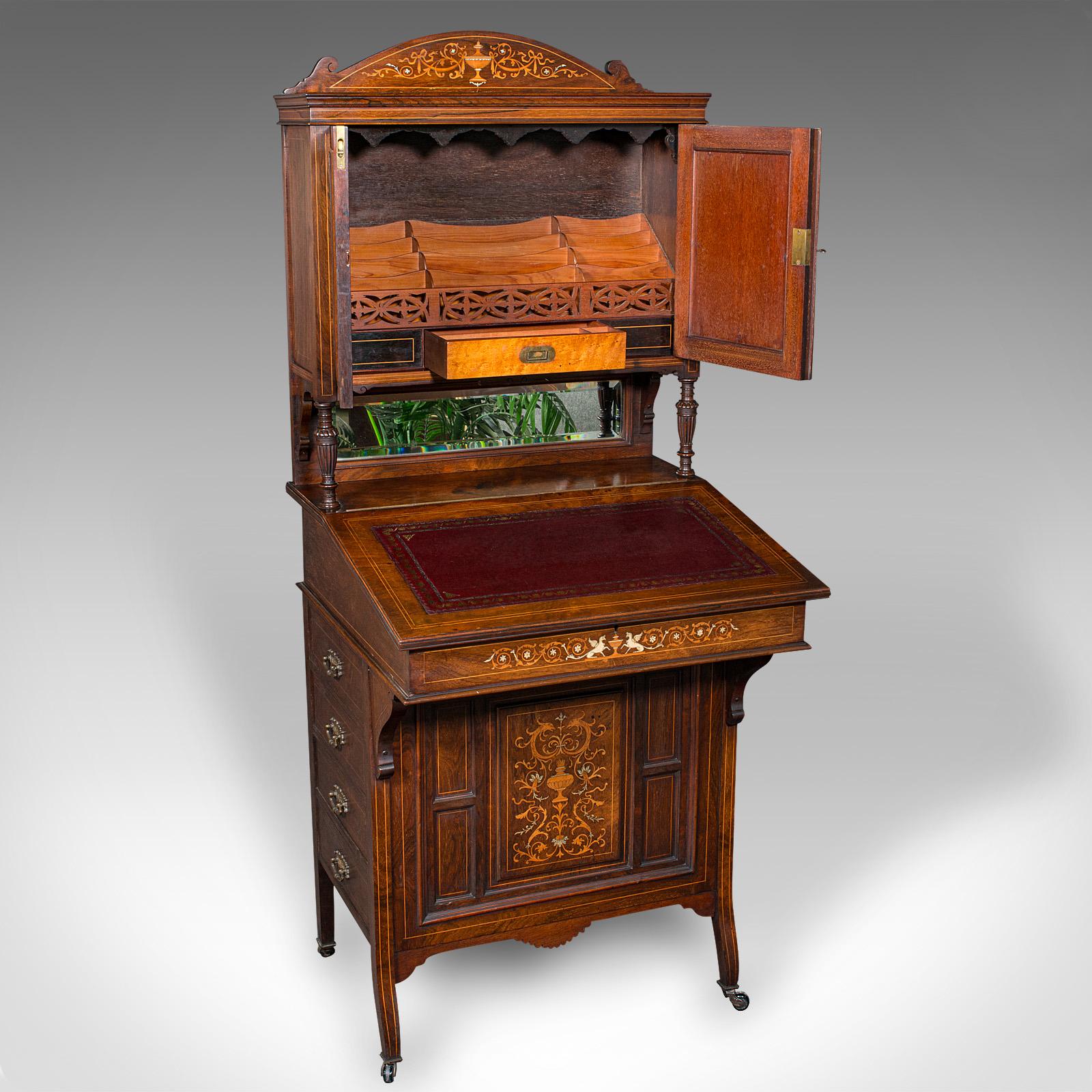 Si tratta di un bel Davenport alto e antico. Mobile da ufficio inglese in noce, bosso e palissandro, risalente alla metà del periodo vittoriano, circa 1860. Un mobile da scrittura estremamente decorativo e pratico, che mostra un'elegante lavorazione