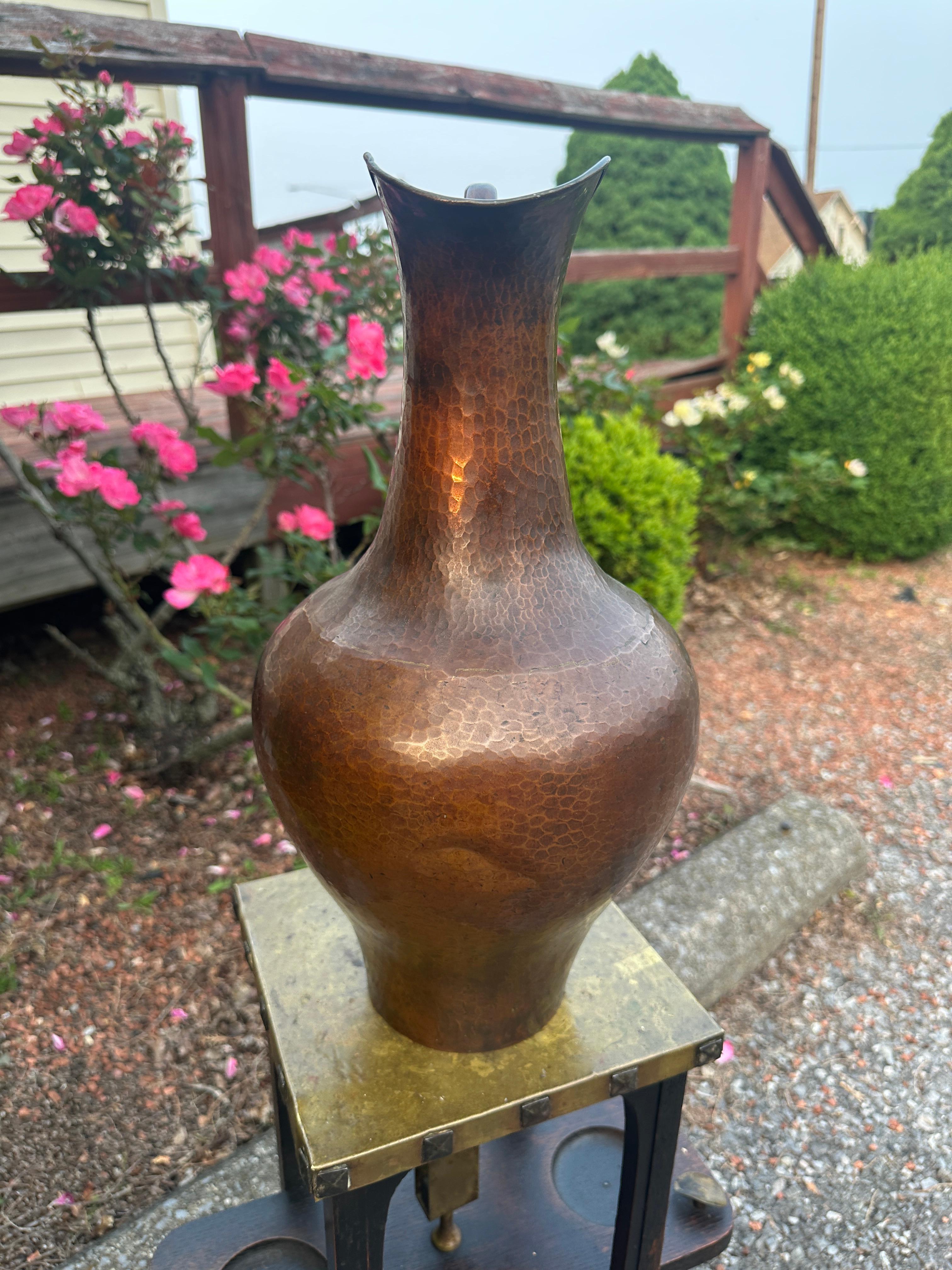 Antique Tall Hammered Copper Pitcher -  Roycroft,  Stickley era            W7591 siglo XX en venta