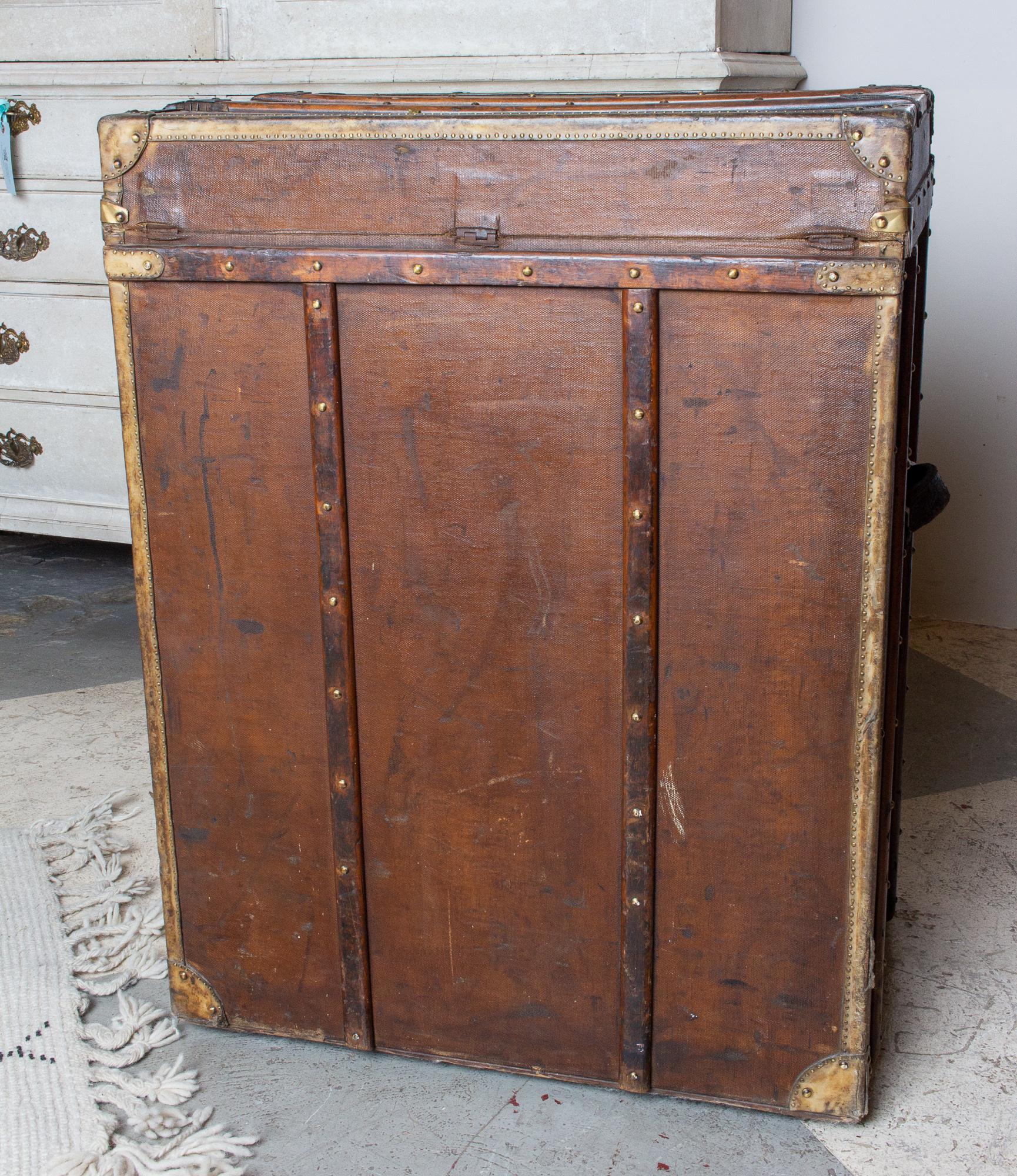 Antique grande malle à bagages en cuir avec panneau d'ouverture avant trouvée en France 4