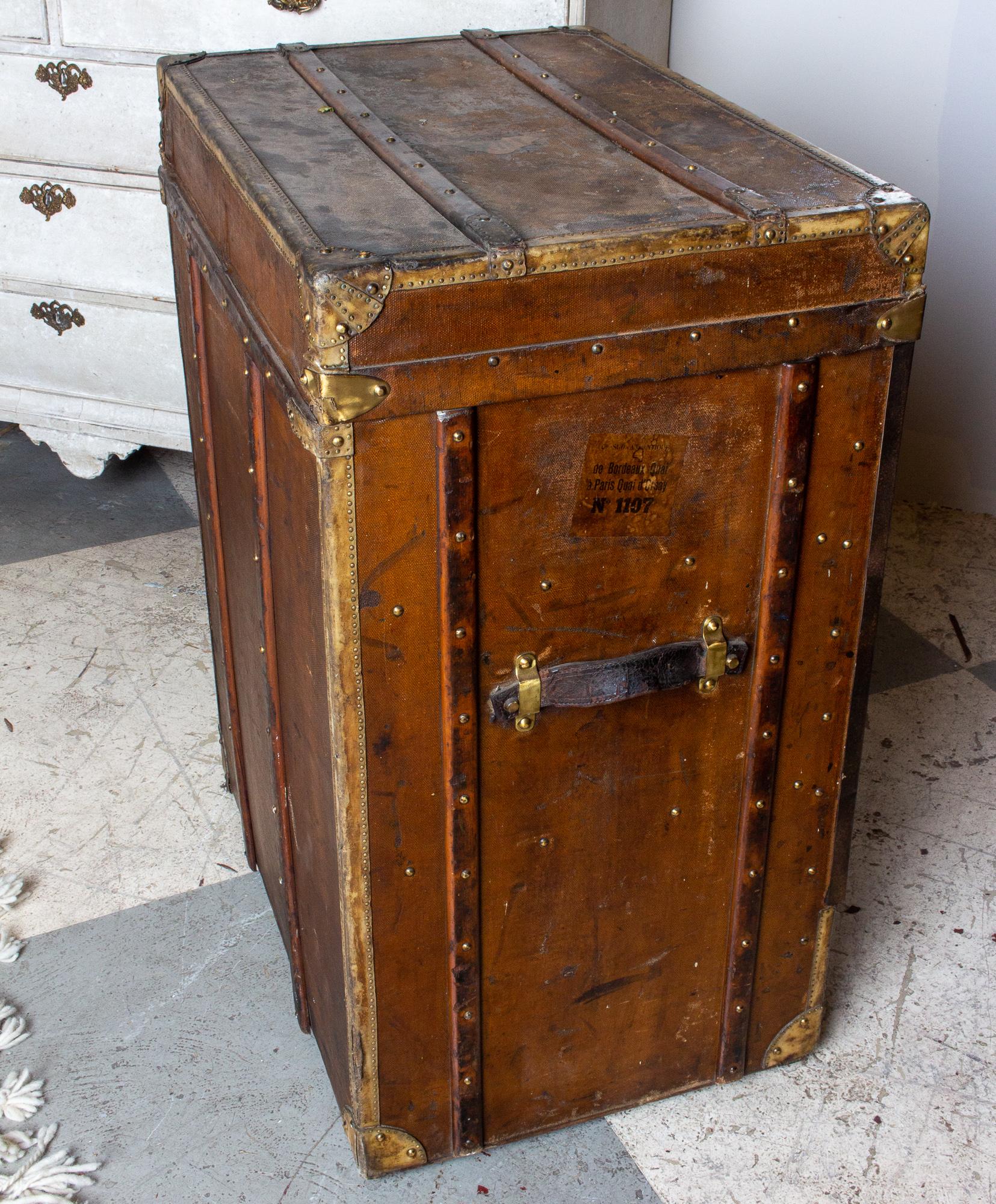 Antique grande malle à bagages en cuir avec panneau d'ouverture avant trouvée en France 5