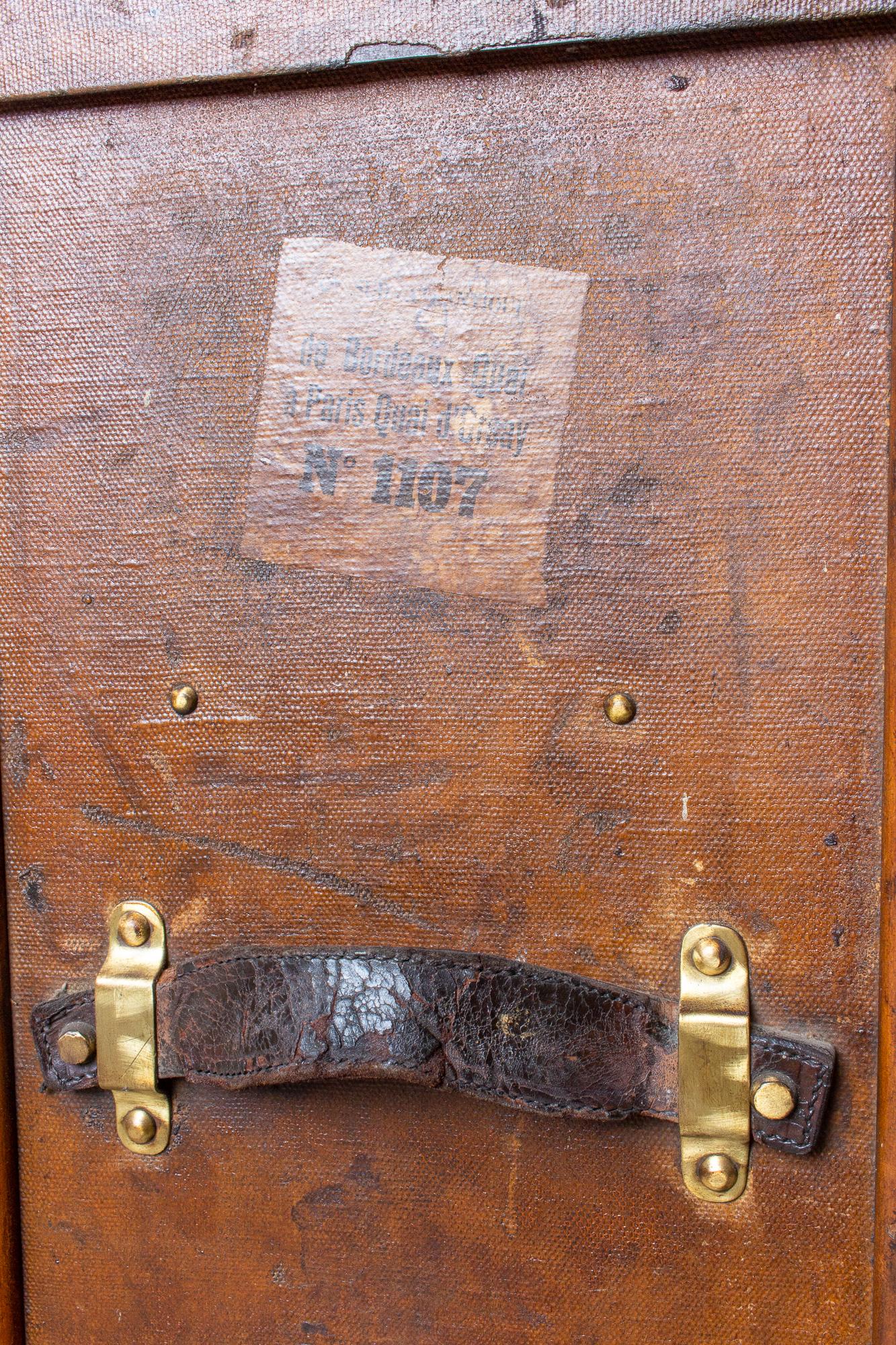 Antique grande malle à bagages en cuir avec panneau d'ouverture avant trouvée en France 6