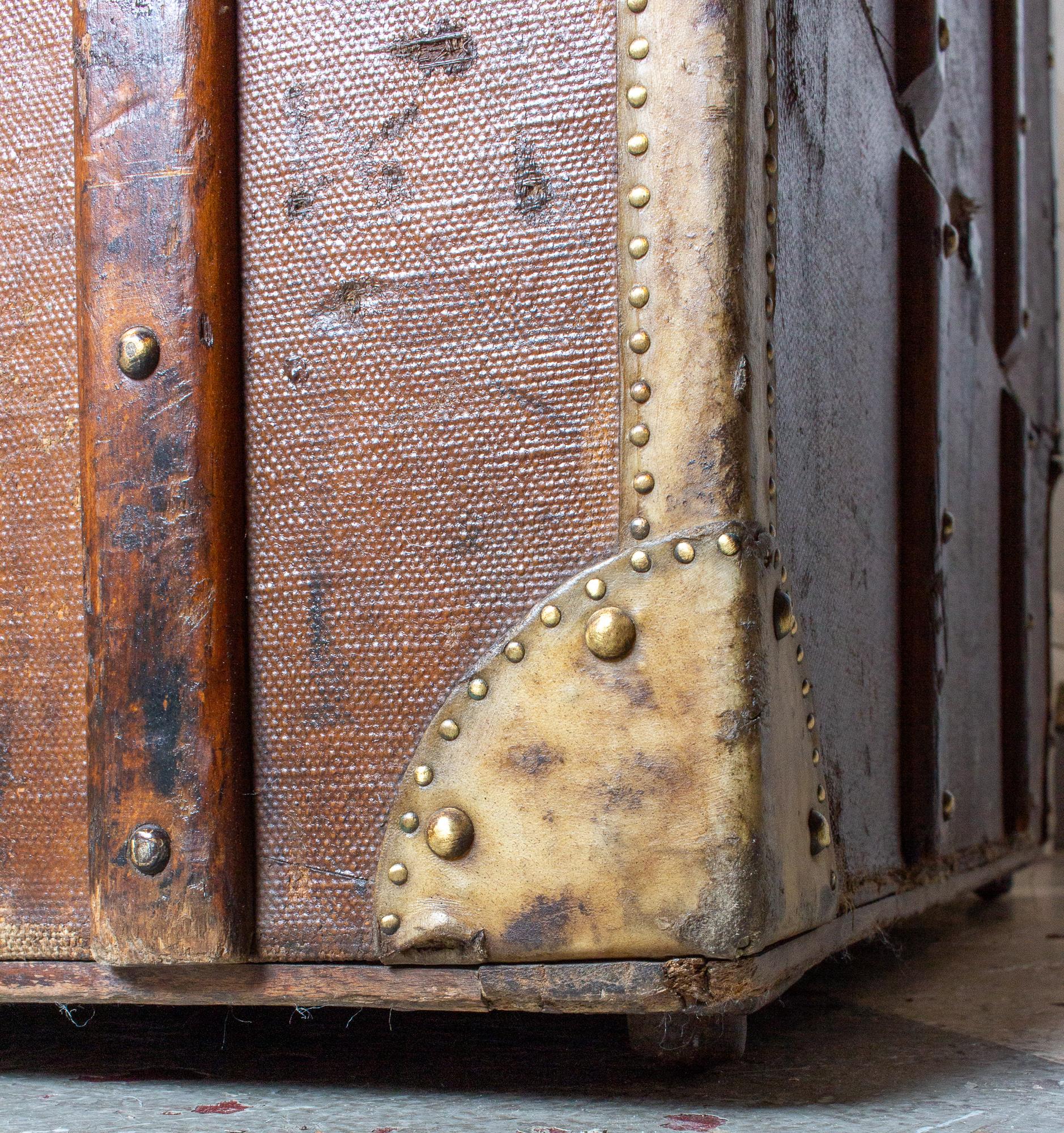 Antique grande malle à bagages en cuir avec panneau d'ouverture avant trouvée en France 7