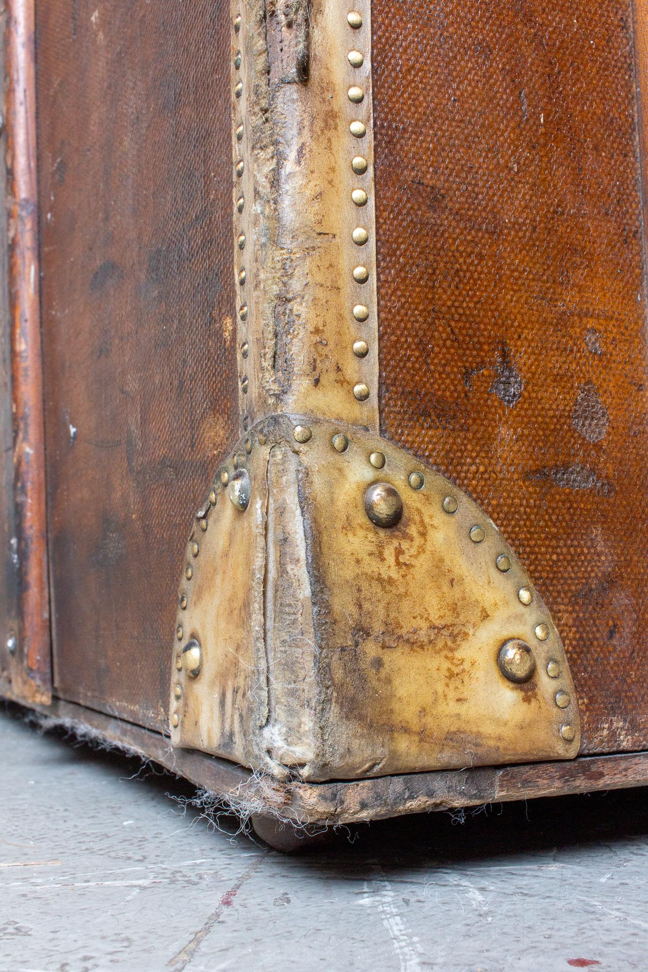Antique grande malle à bagages en cuir avec panneau d'ouverture avant trouvée en France 8
