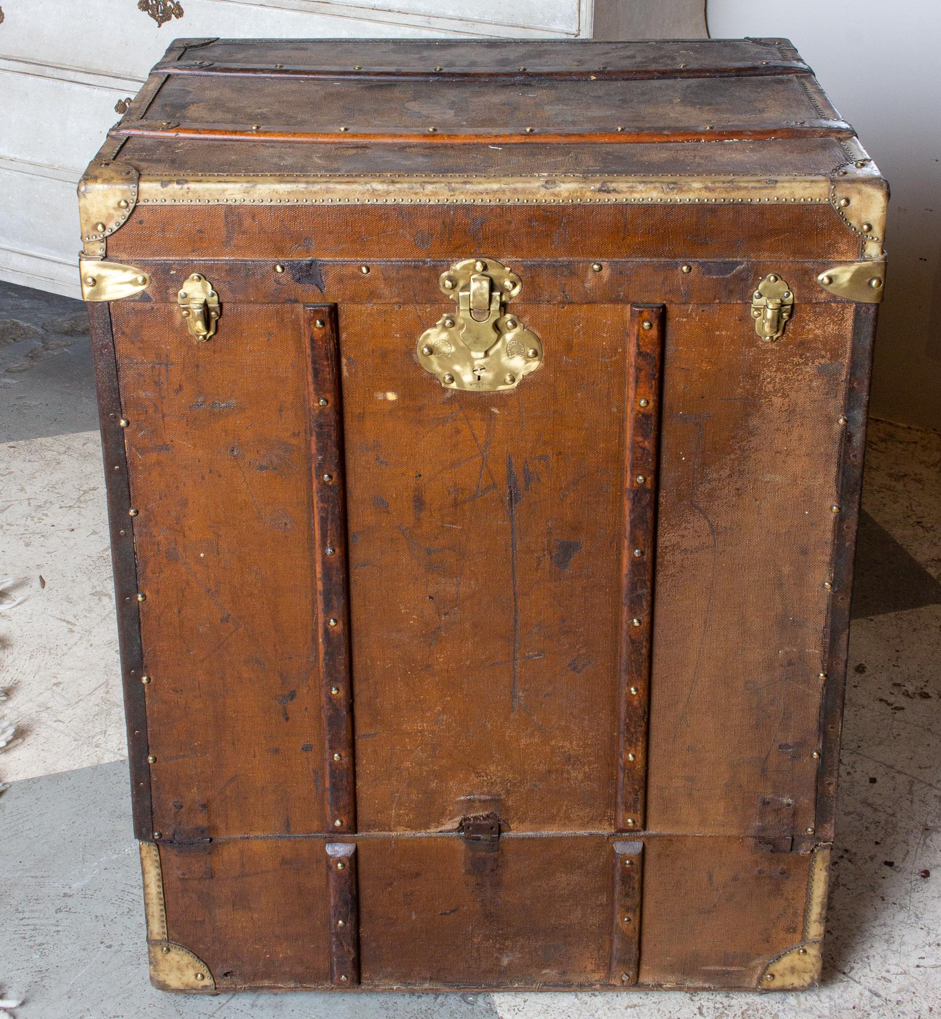 Antique grande malle à bagages en cuir avec panneau d'ouverture avant trouvée en France 9