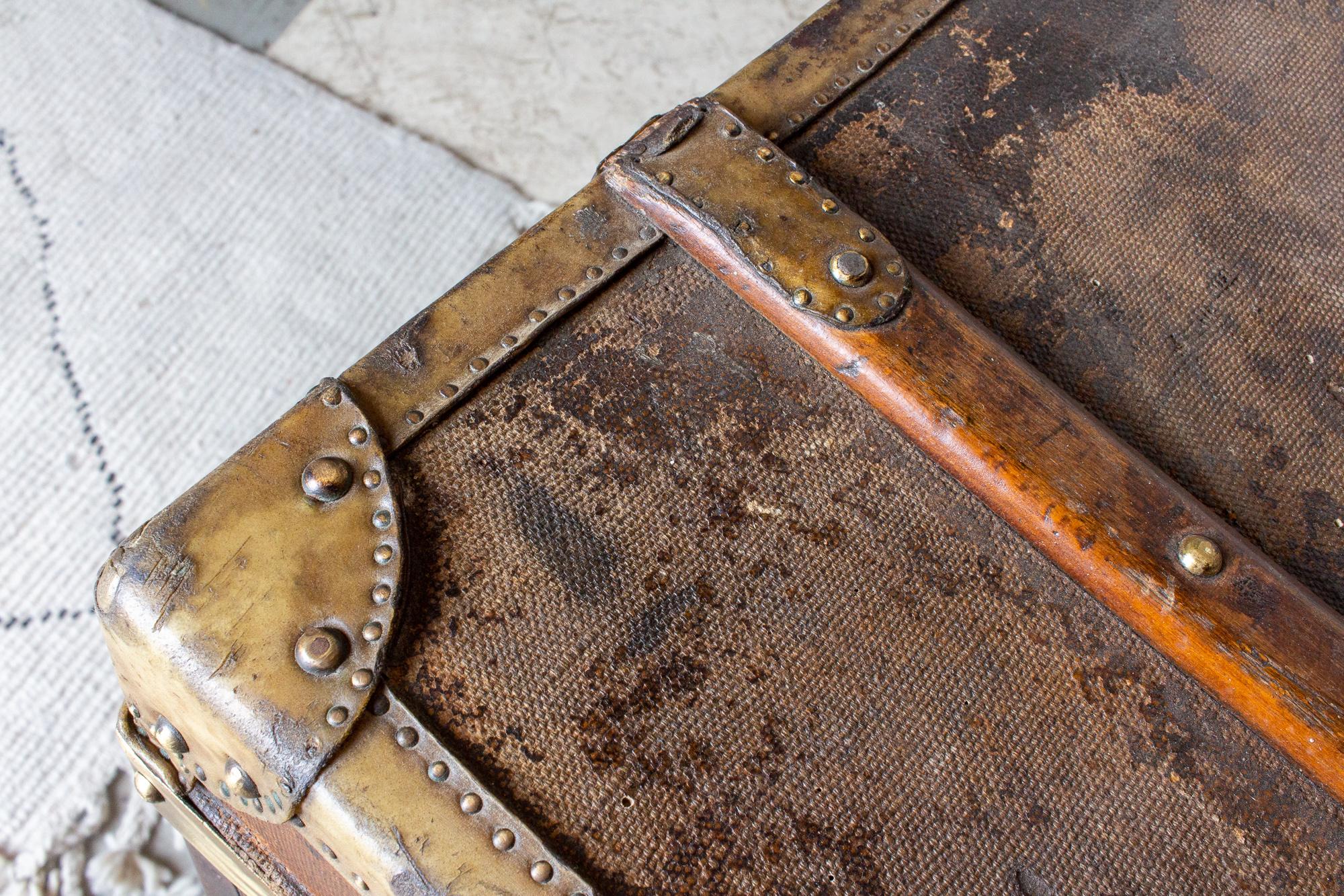 Antique grande malle à bagages en cuir avec panneau d'ouverture avant trouvée en France 10