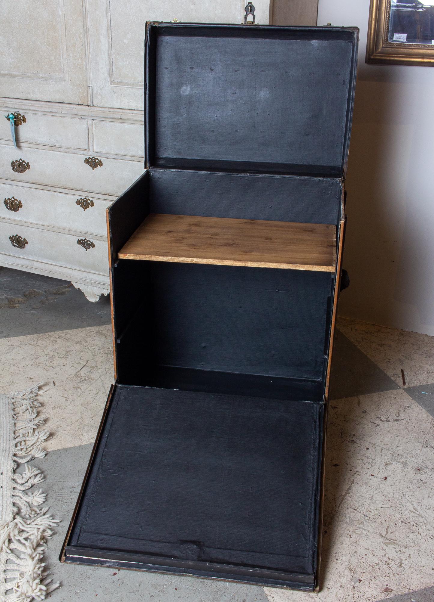 Antique grande malle à bagages en cuir avec panneau d'ouverture avant trouvée en France 11