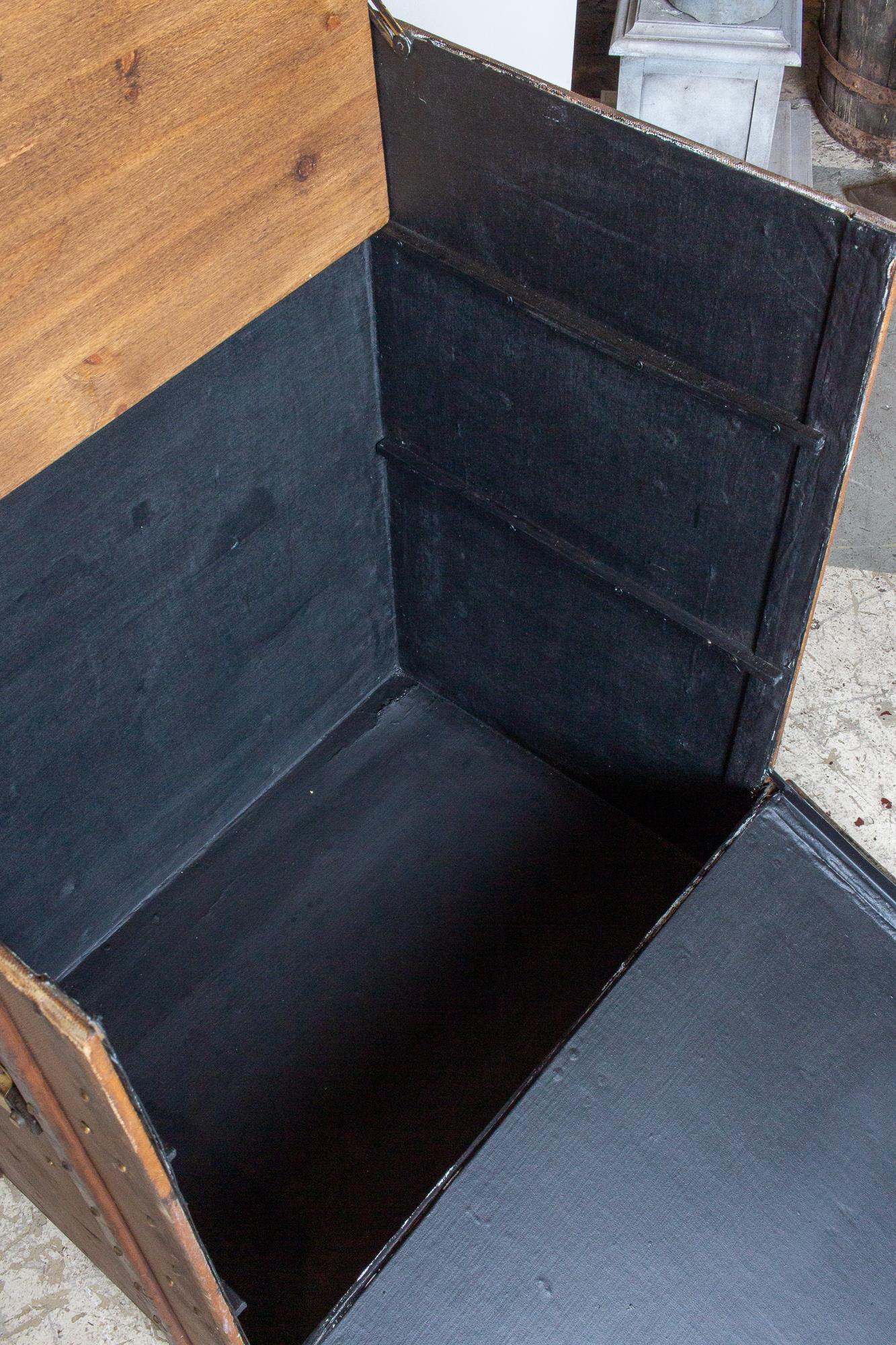 Antique grande malle à bagages en cuir avec panneau d'ouverture avant trouvée en France 13