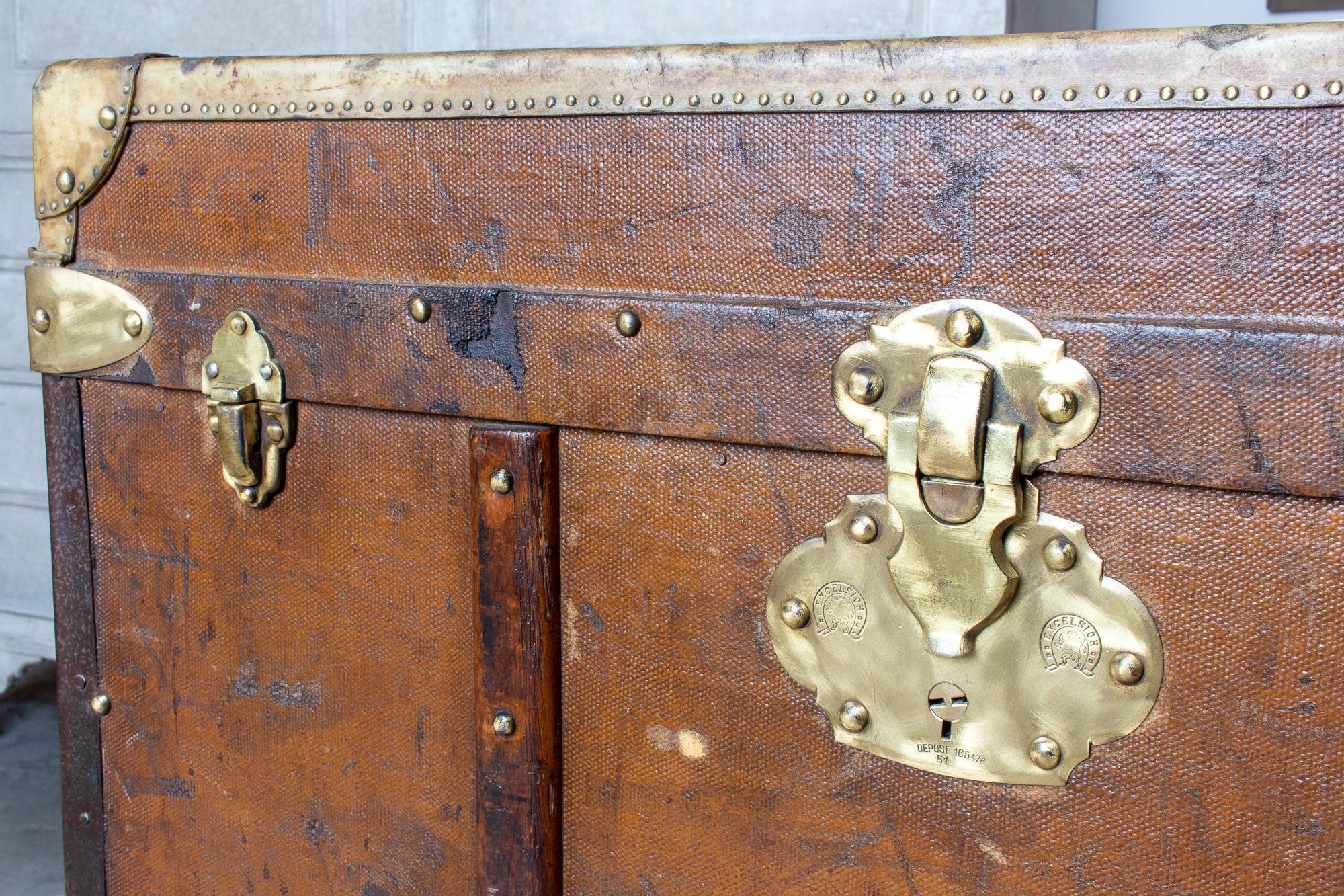 Antique grande malle à bagages en cuir avec panneau d'ouverture avant trouvée en France 14