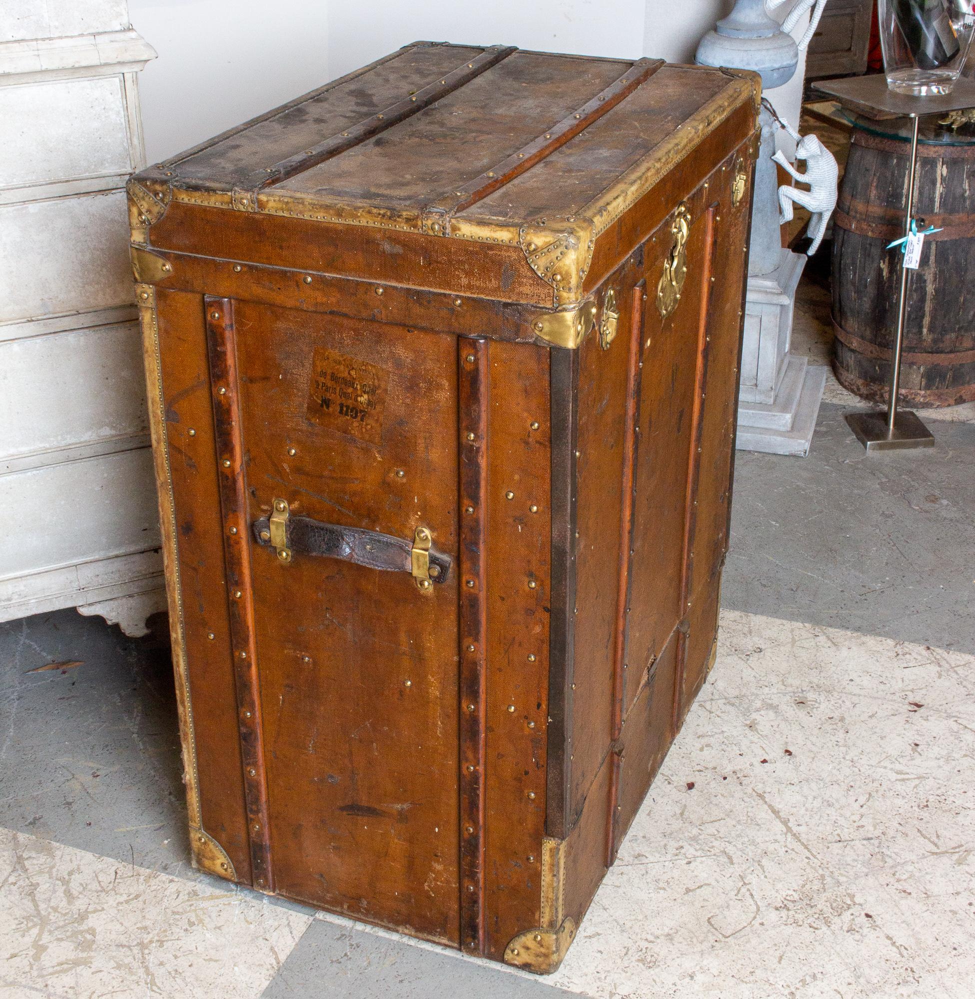 Européen Antique grande malle à bagages en cuir avec panneau d'ouverture avant trouvée en France
